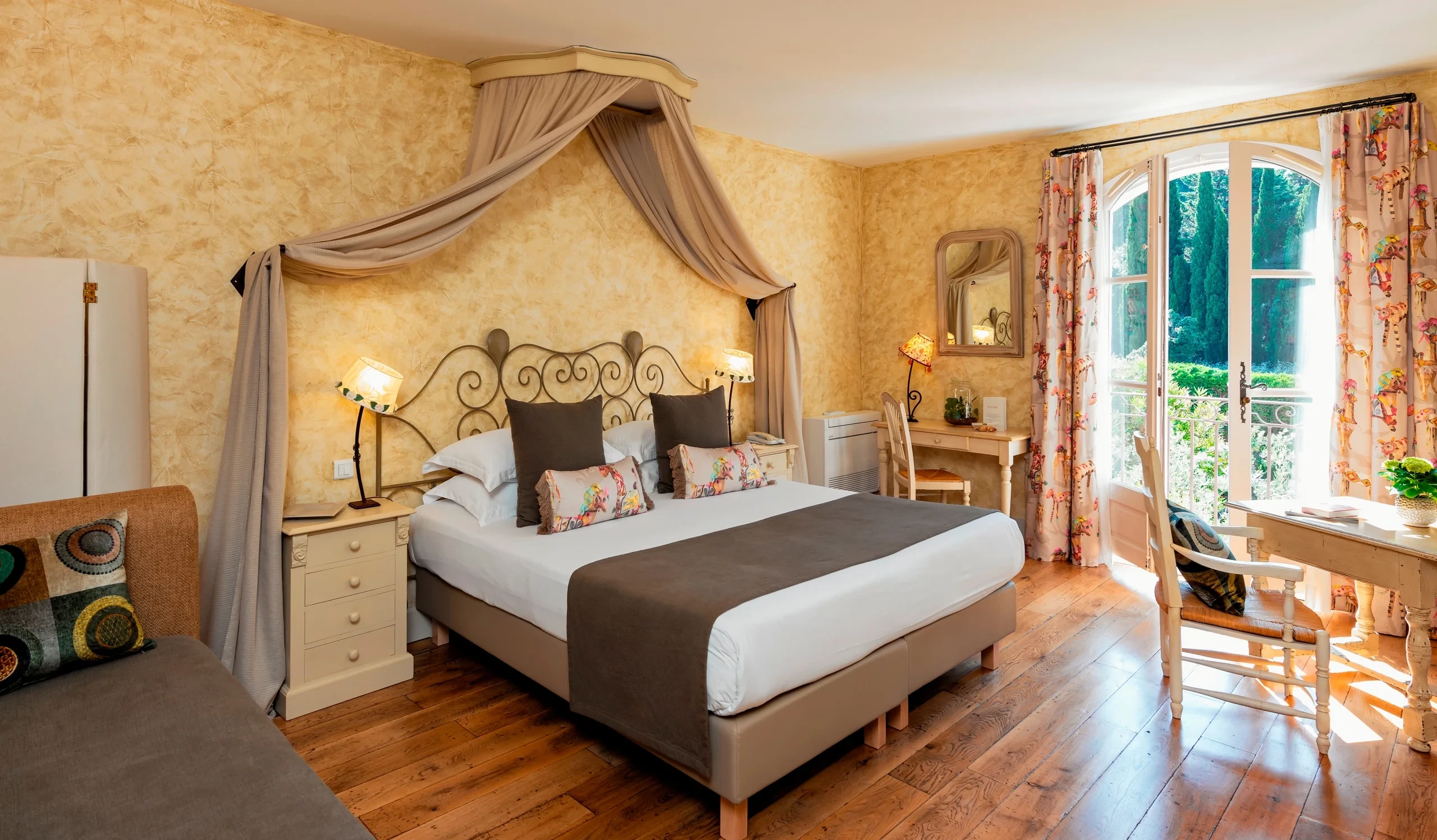 Chambre cosy avec lit et baldaquin
