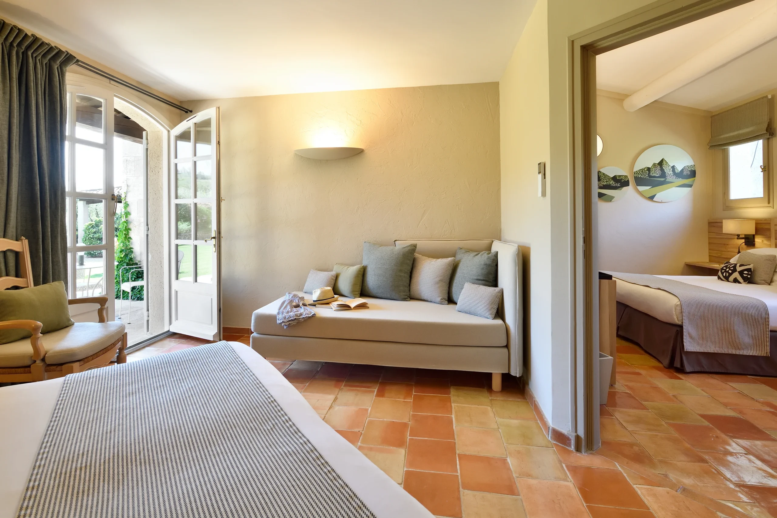 Chambre lumineuse avec terrasse et lit confortable
