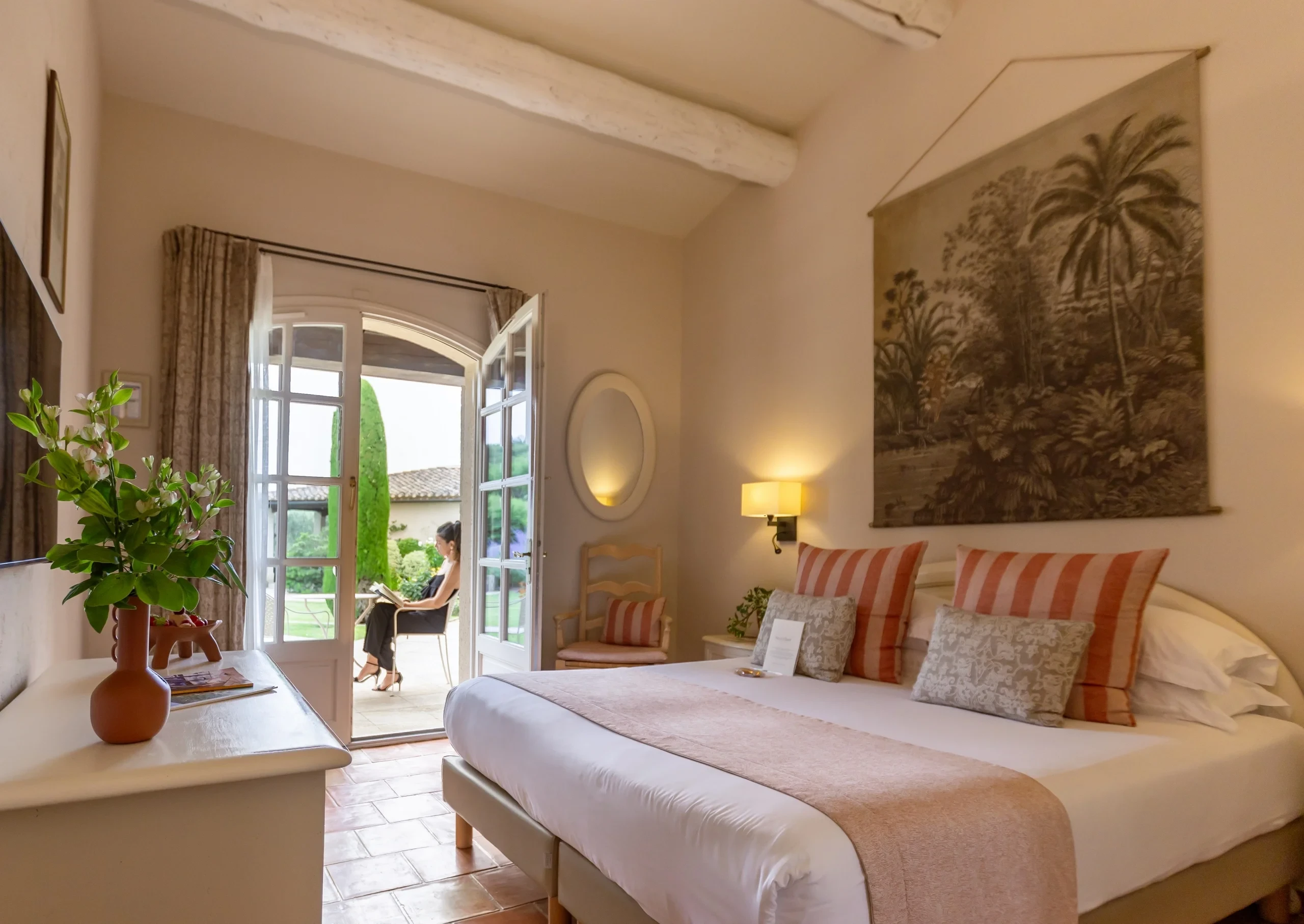 Chambre spacieuse avec lit double et vêtement ouvert