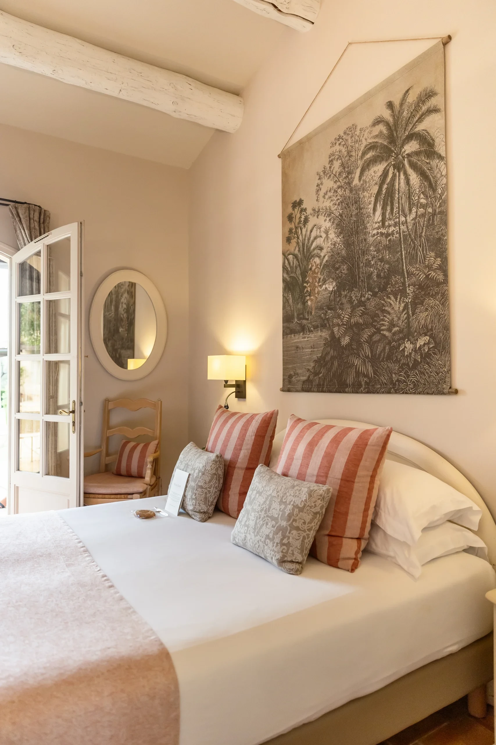 Chambre cosy avec lit et décoration tropicale