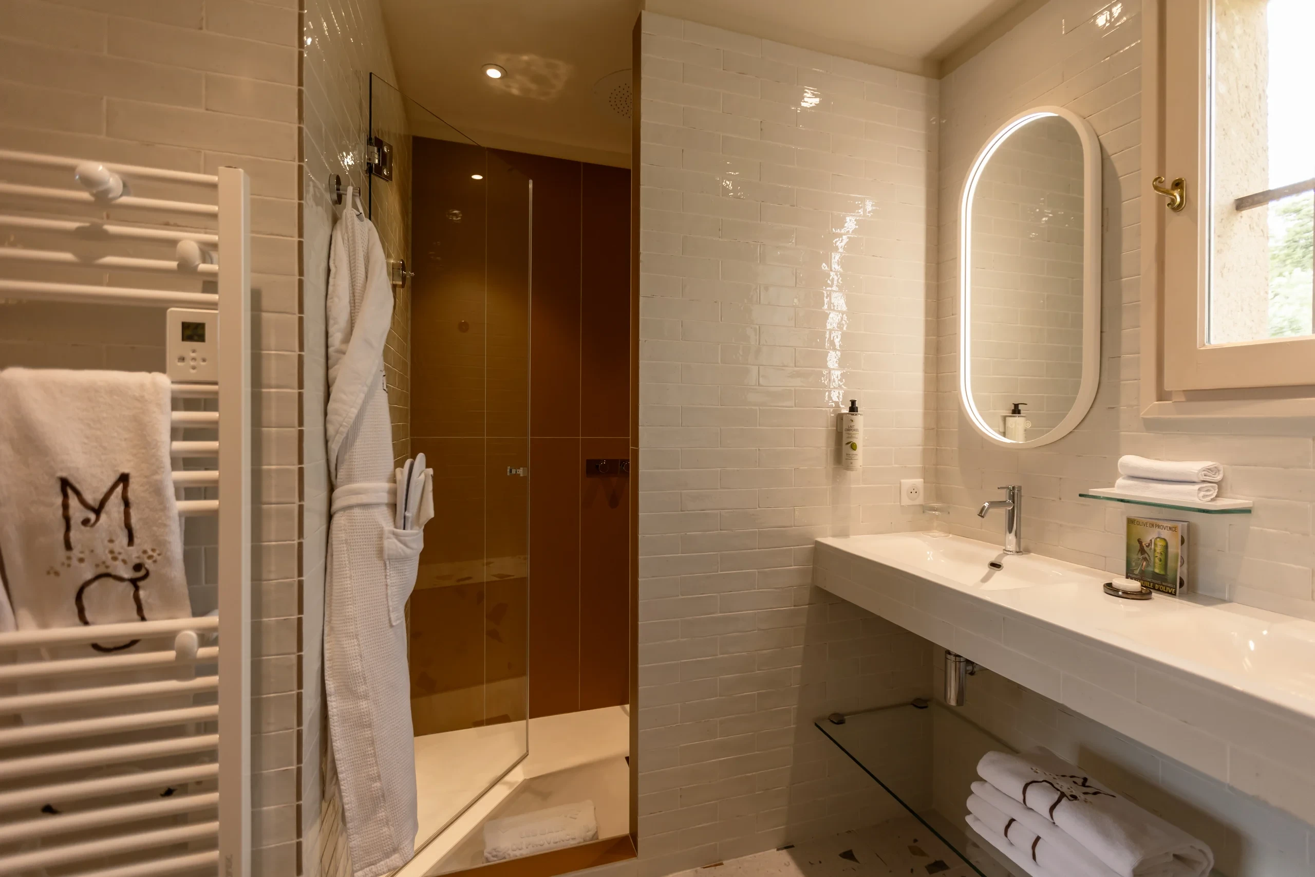 Bain moderne avec miroir lumineux et douche