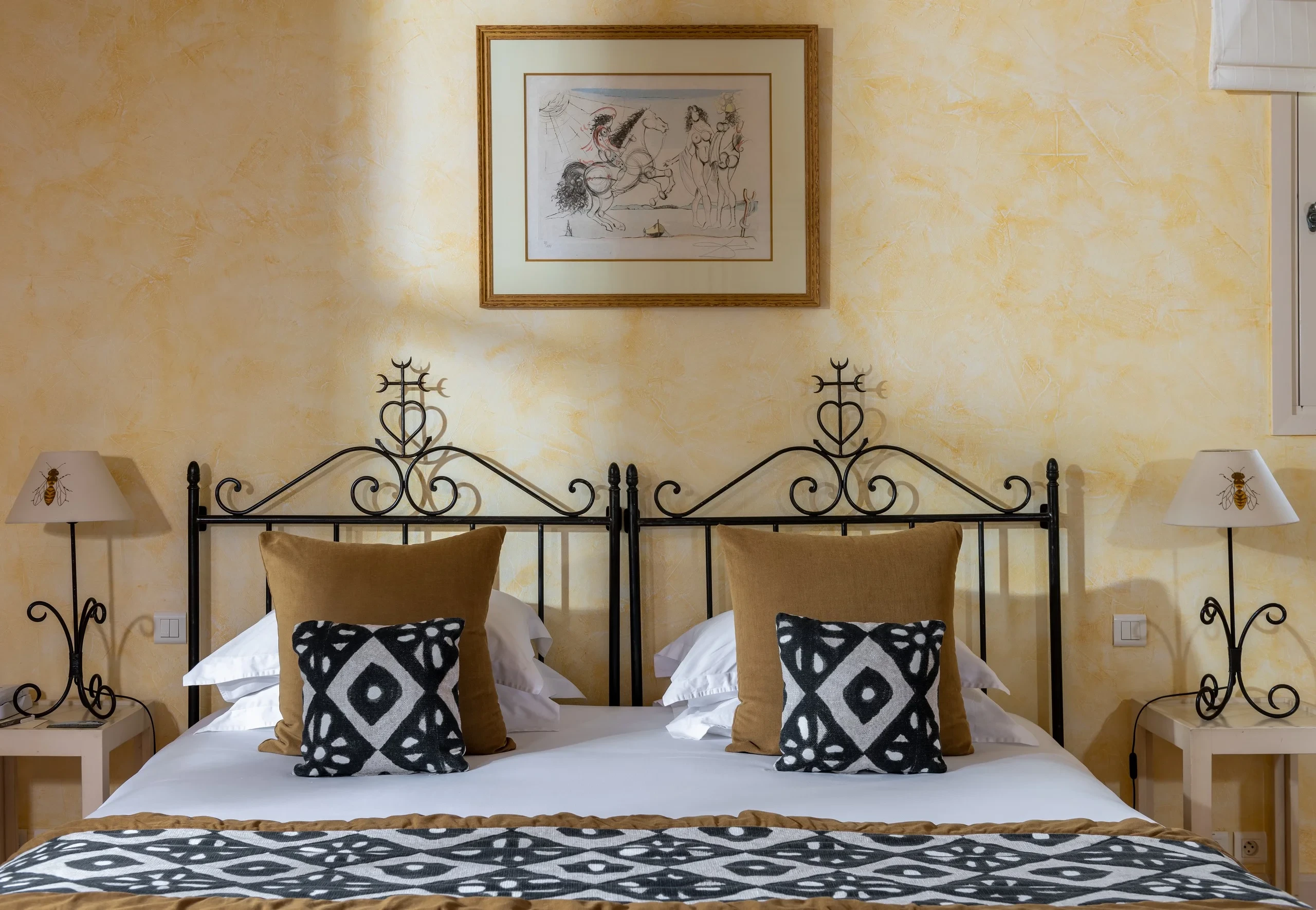 Chambre d’hôtel élégante avec lit et œuvres d’art