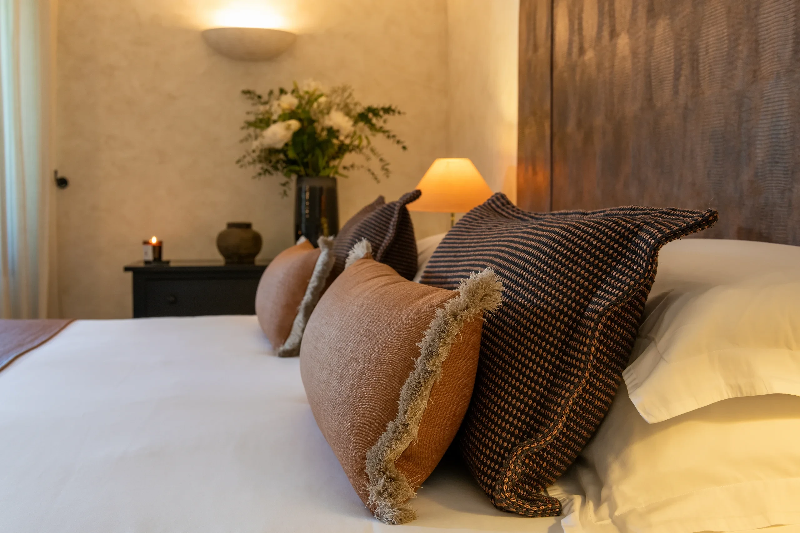 Chambre cosy avec tête de lit en tissu
