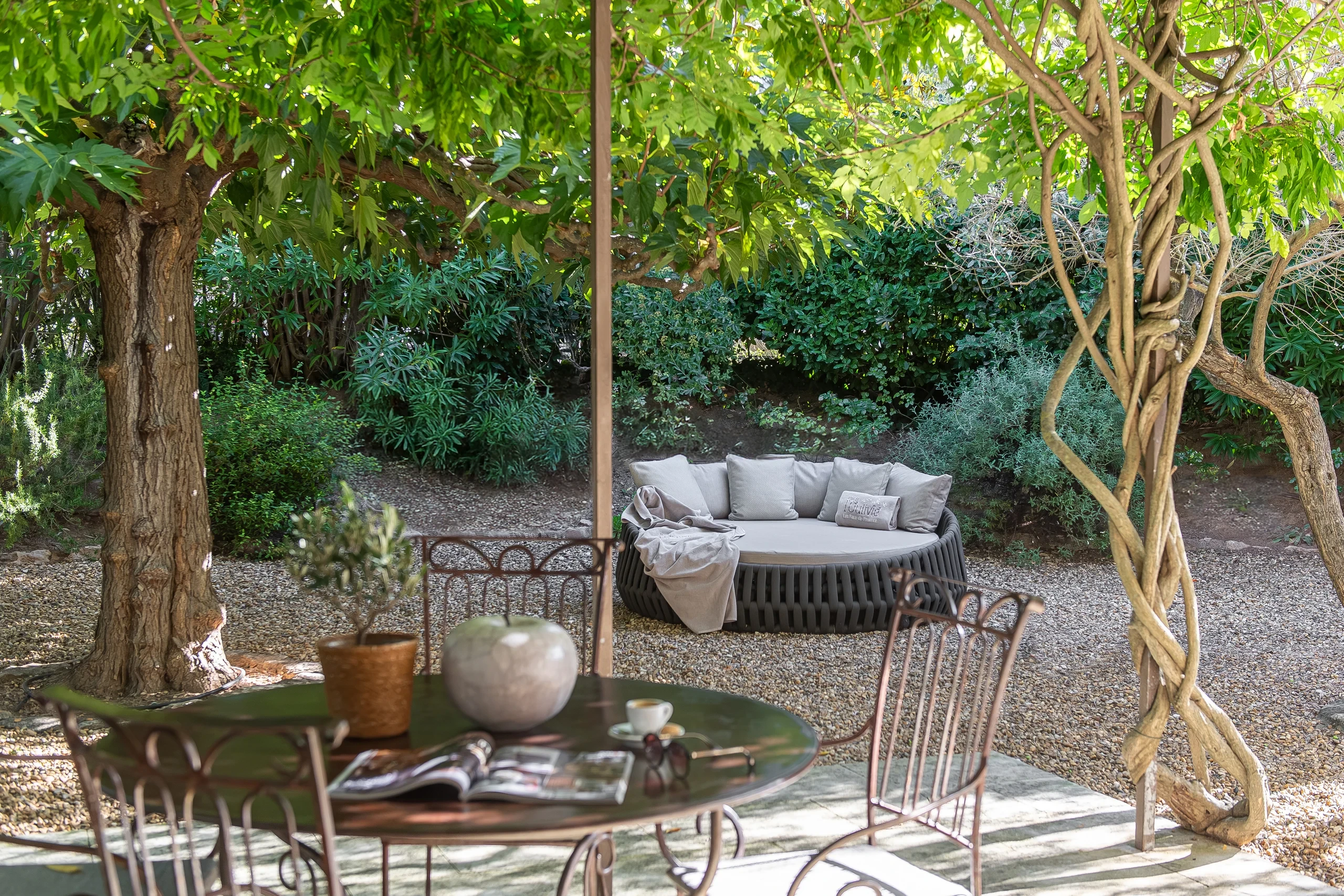 Jardin avec coin détente et table en fer forgé