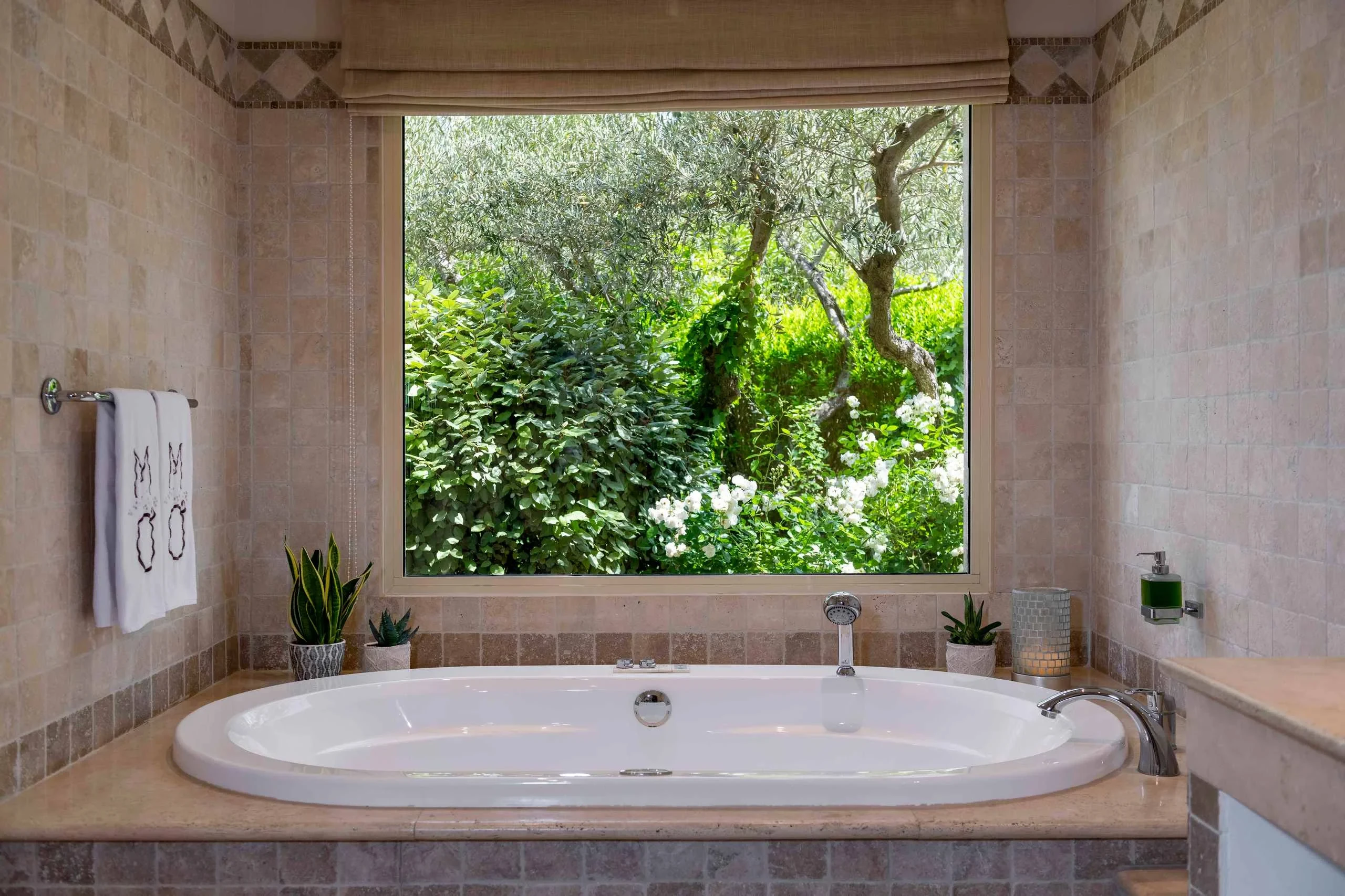 Salle de bain avec vue sur jardin