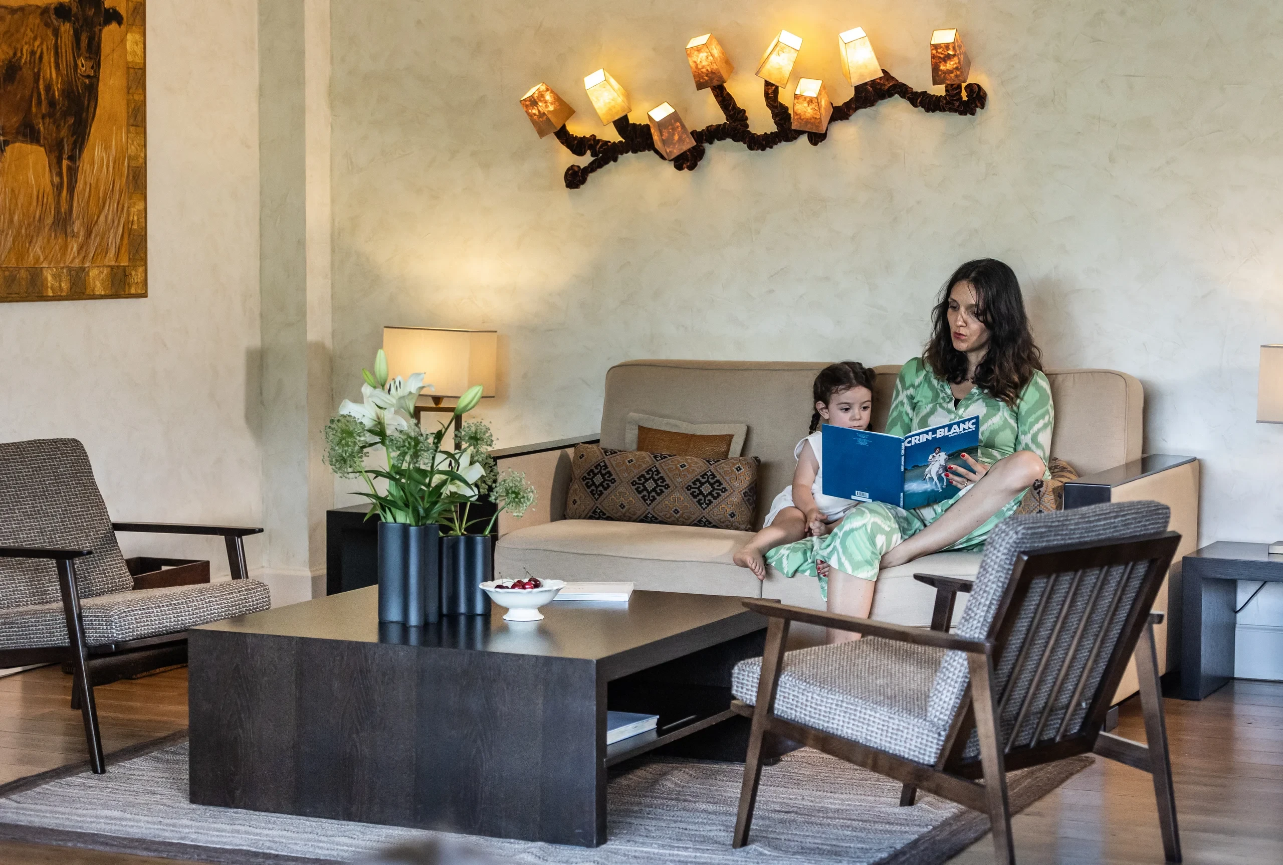 Mère et enfant lisant sur un canapé