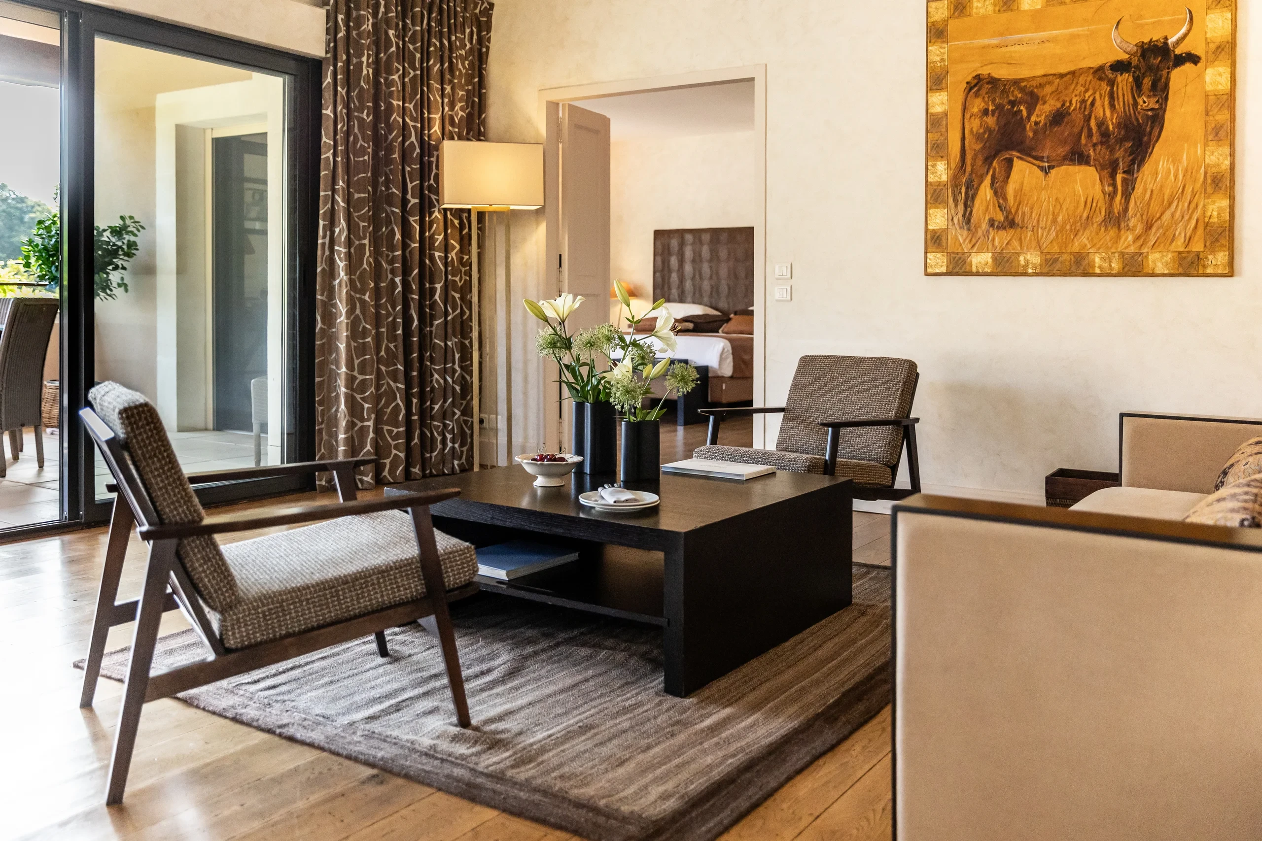 Salon élégant avec mobilier moderne et tableau de taureau