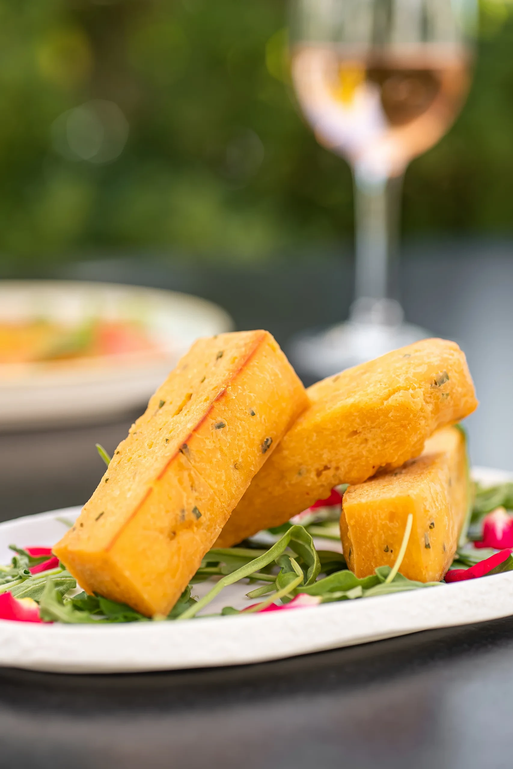 Assiette de polenta grillée et légumes
