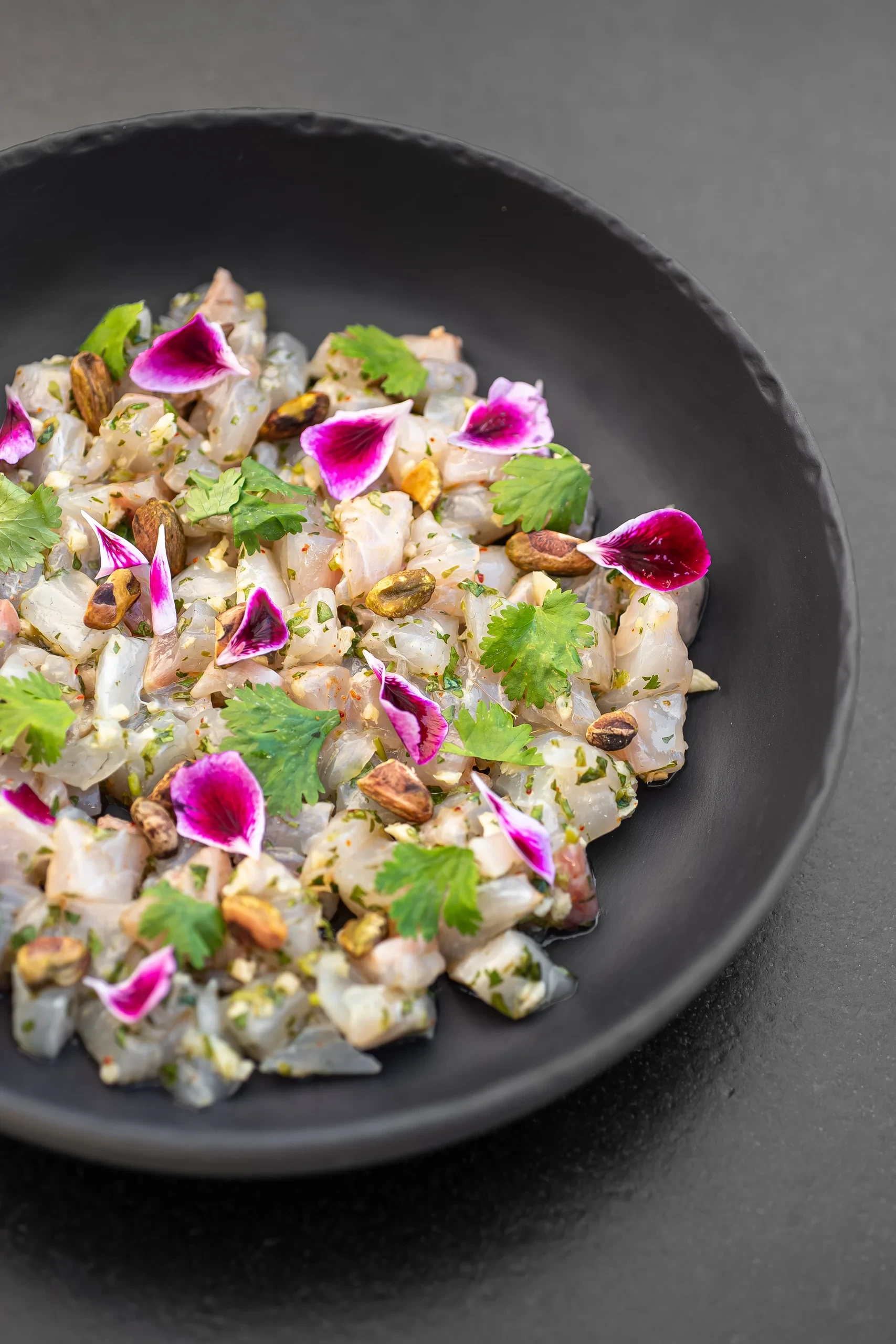 Ceviche de coquilles aux fleurs comestibles