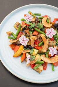 Assiette de légumes grillés et fleur comestible