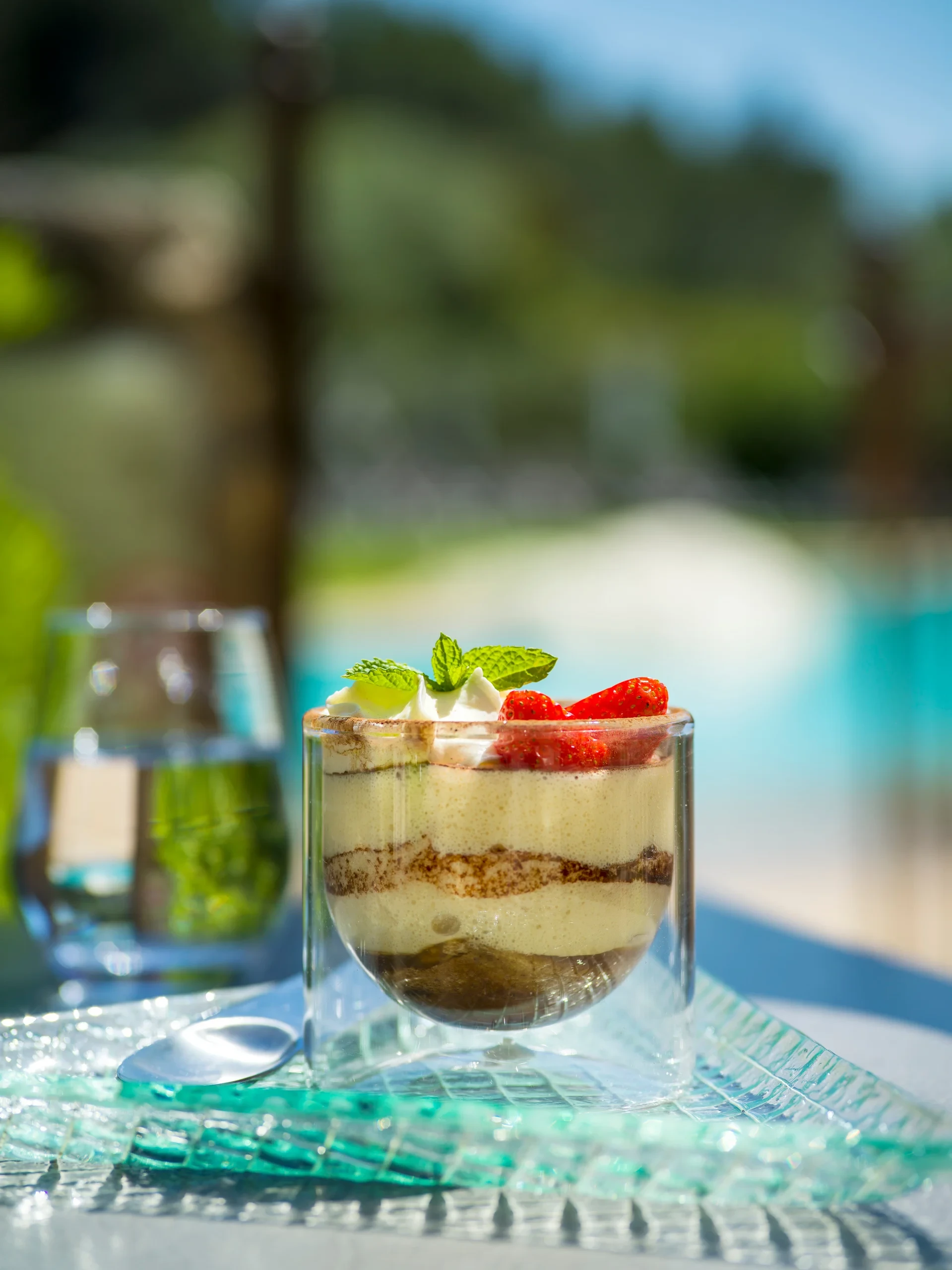 Dessert trifle avec fraises et menthe