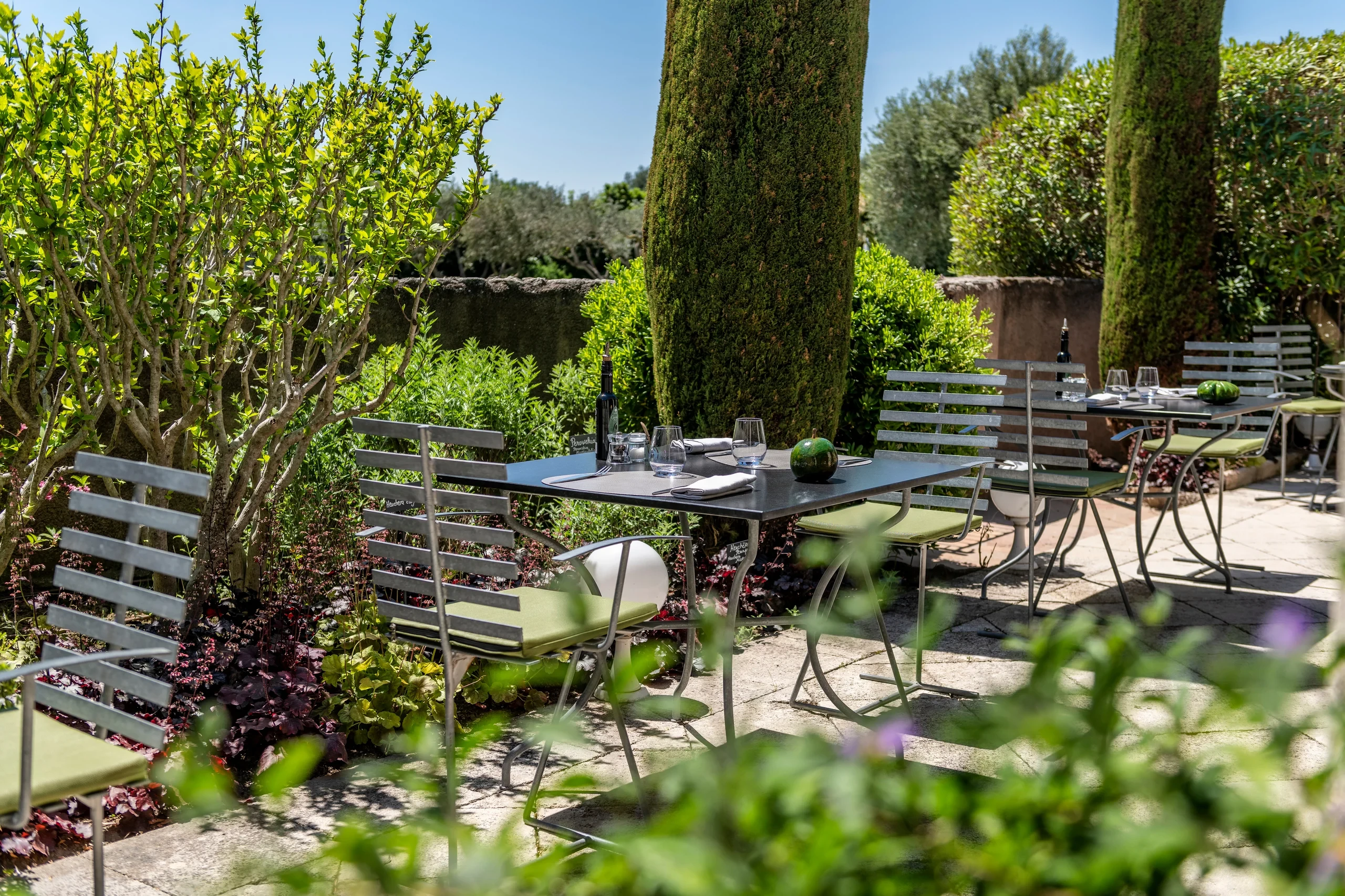 Terrasse jardin tables chaises nature