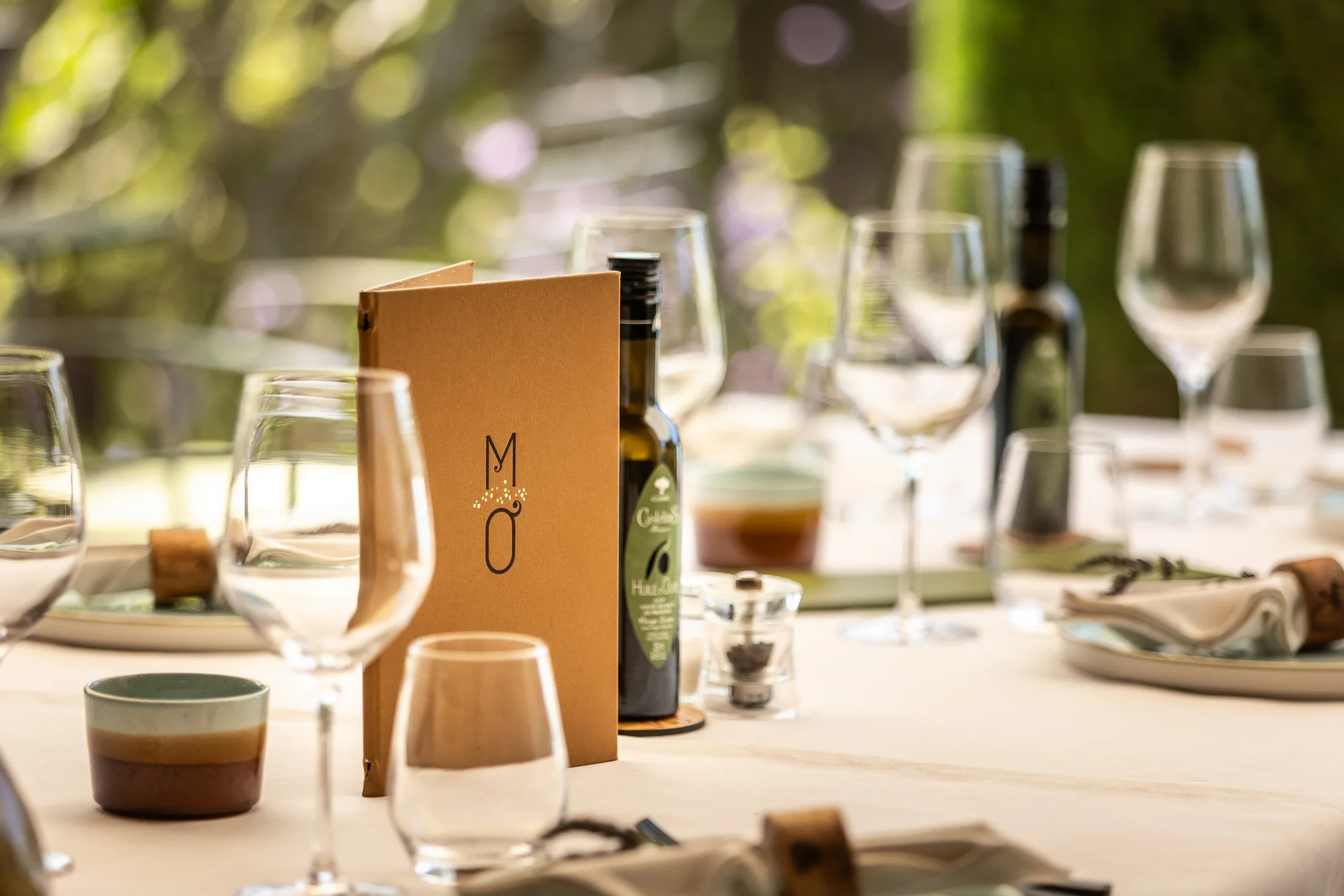 Table élégante avec menu et verre de vin