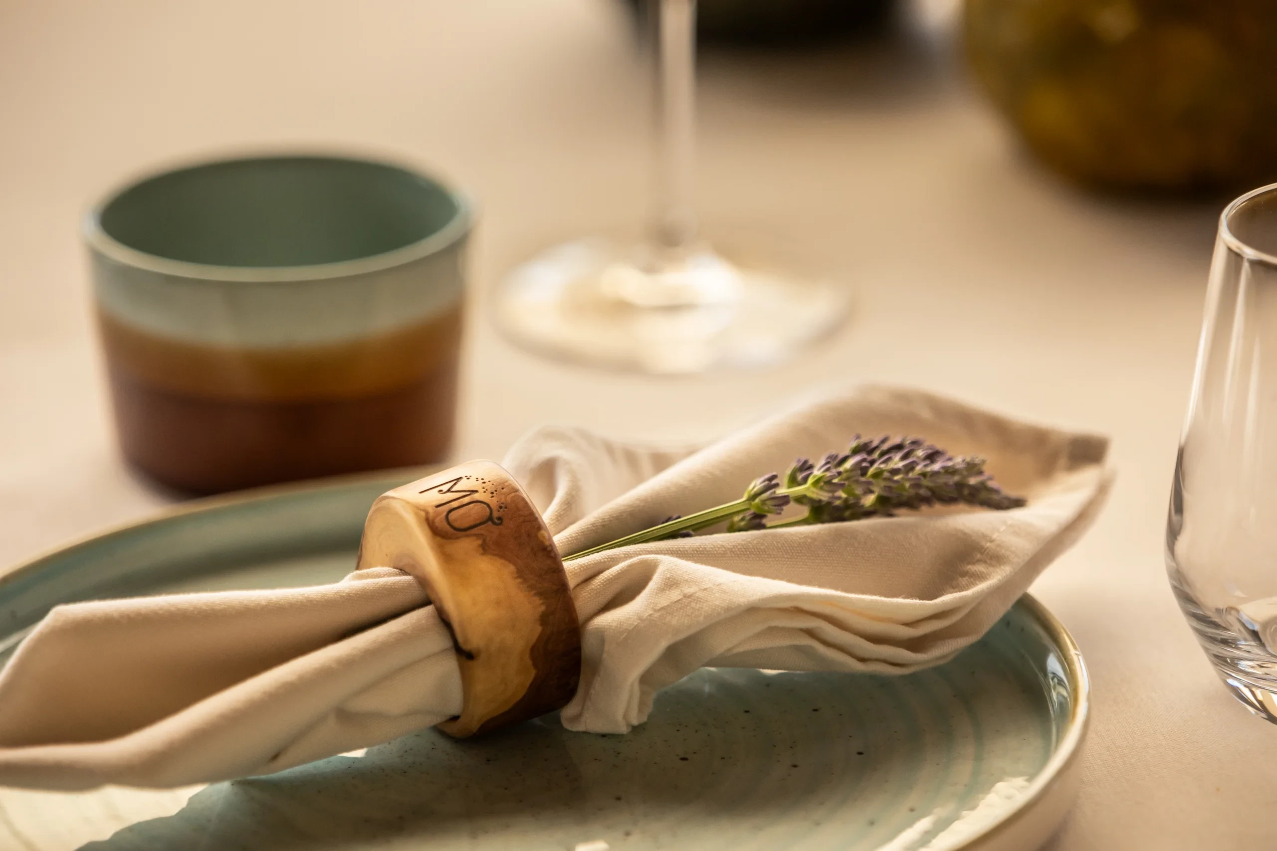 Table dressée avec nappe et lavande