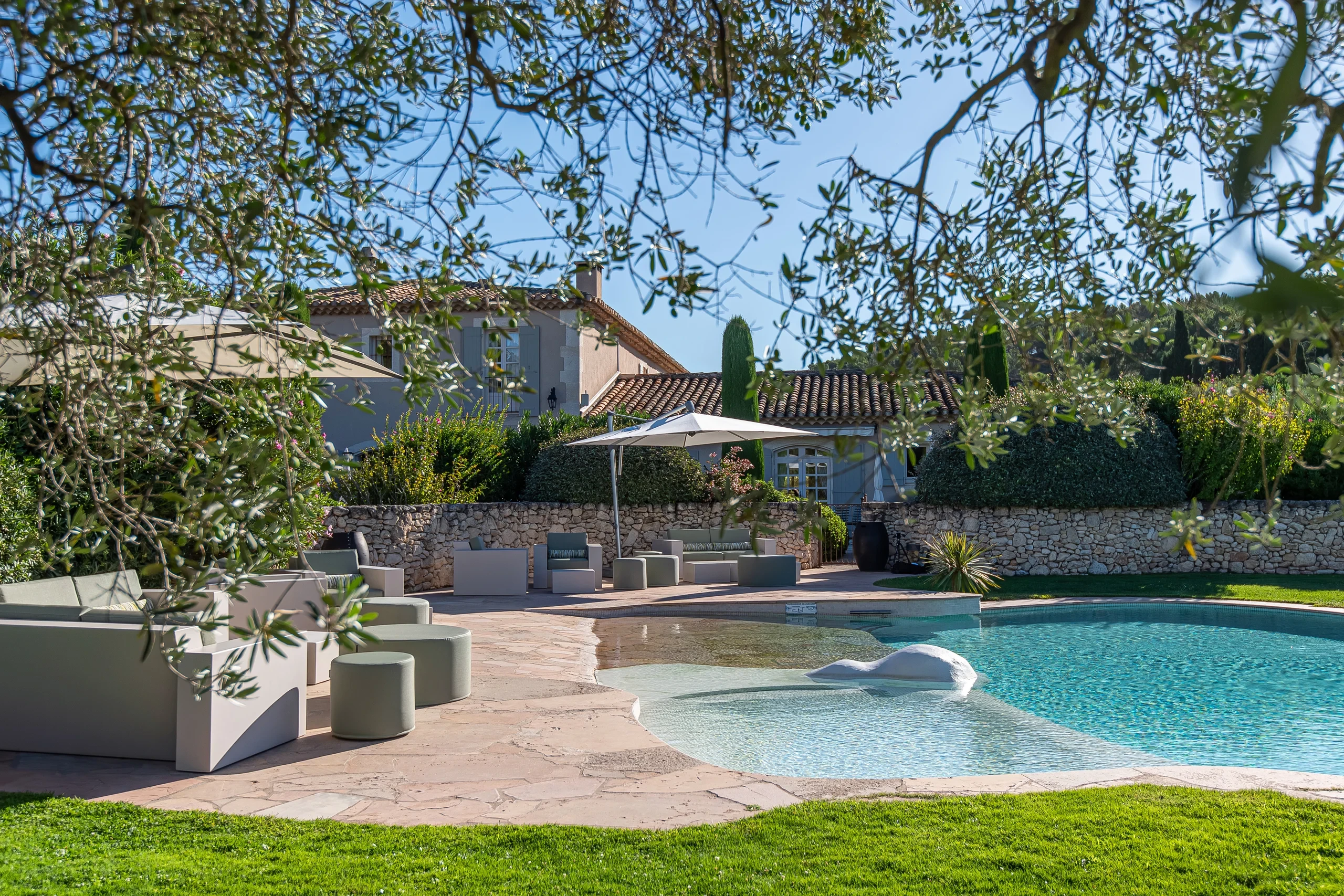 Piscine et maison provençale avec jardin - hotel restaurant les baux de provence - Mas de l'Oulivié