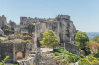 Château perché sur une falaise rocheuse - hotel de charme alpilles - Mas de l'Oulivié