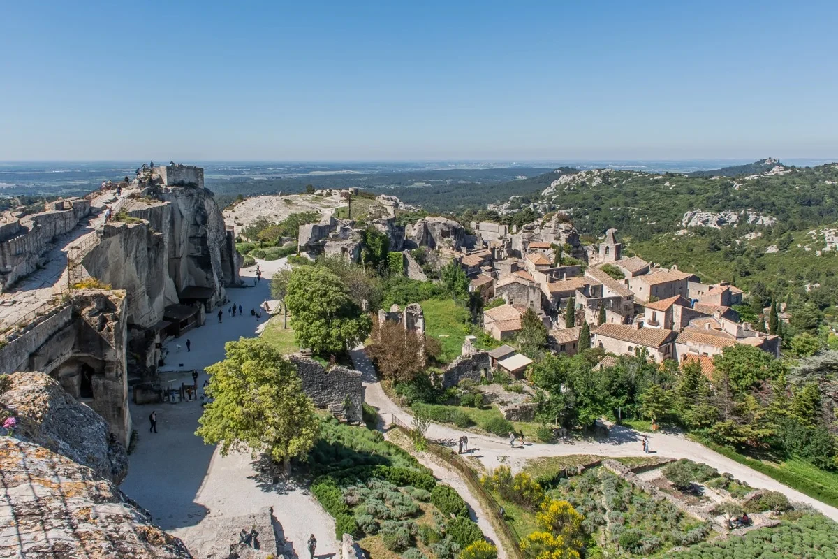 Village médiéval sur rocher calcaire - hotel de charme alpilles - Mas de l'Oulivié