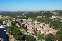 Village médiéval perché sur une colline rocheuse - hotel de charme alpilles - Mas de l'Oulivié