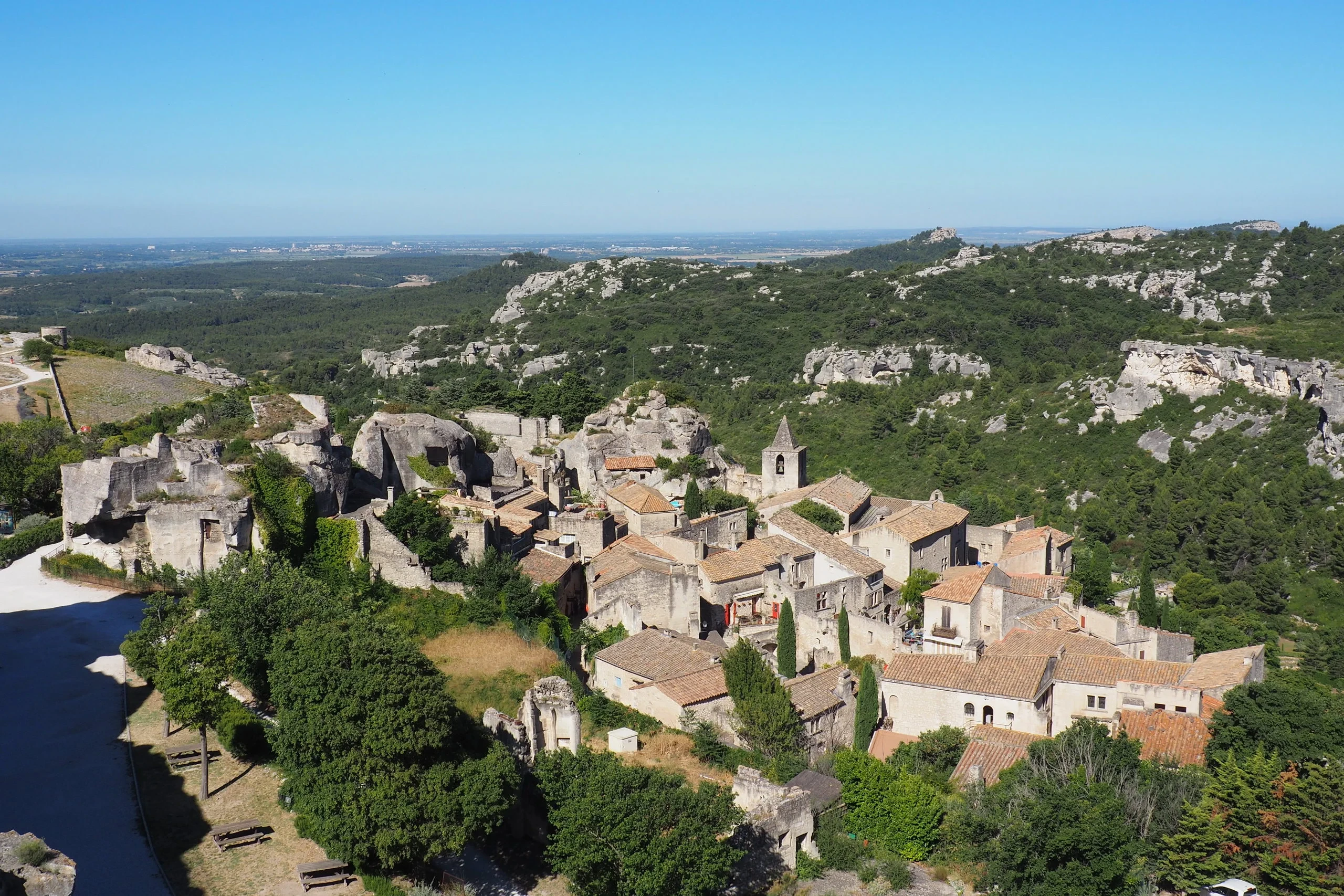 Village médiéval perché sur une colline rocheuse - hotel de charme alpilles - Mas de l'Oulivié