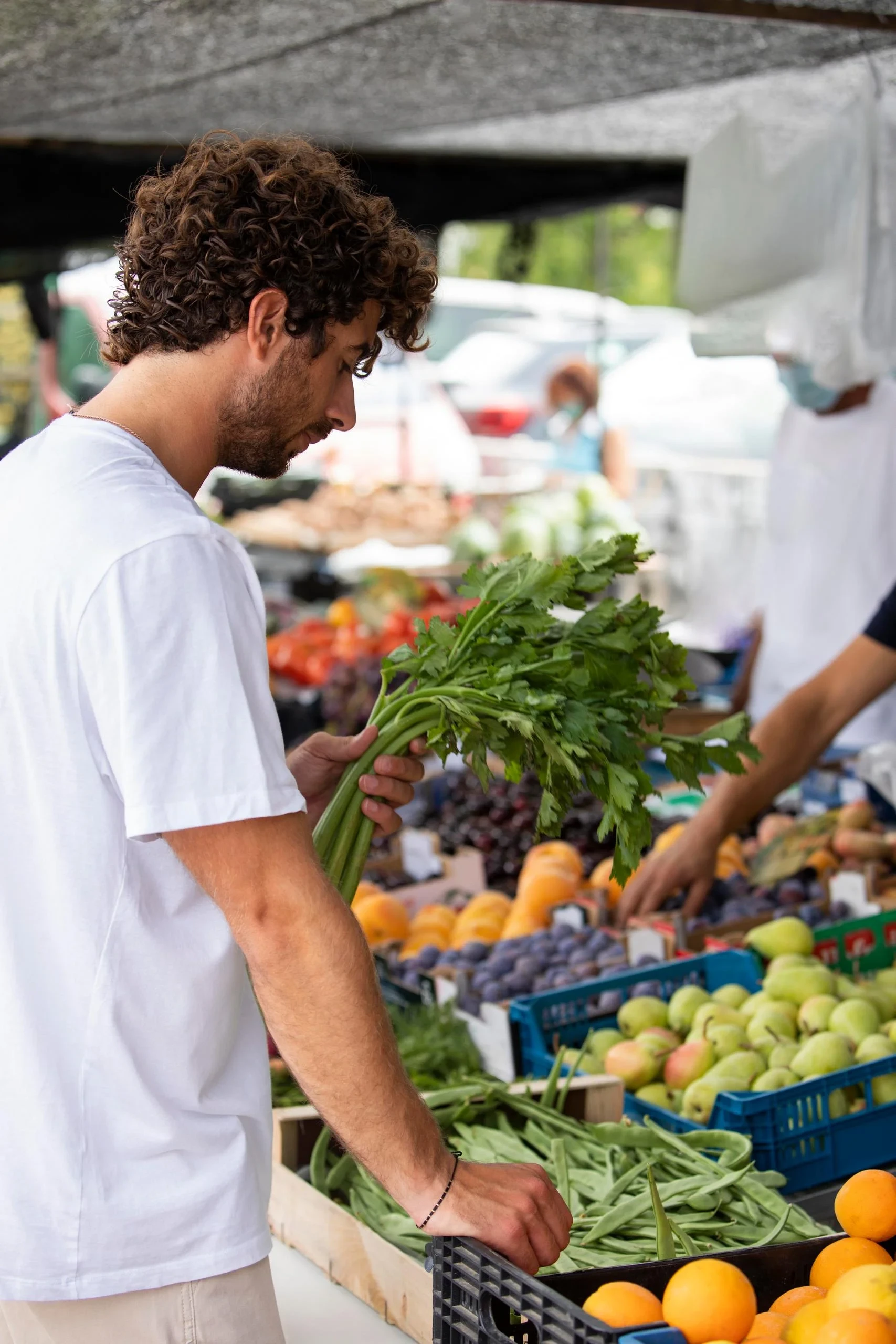 Homme achetant des légumes au marché - hôtel restaurant provence - Mas de l'Oulivié