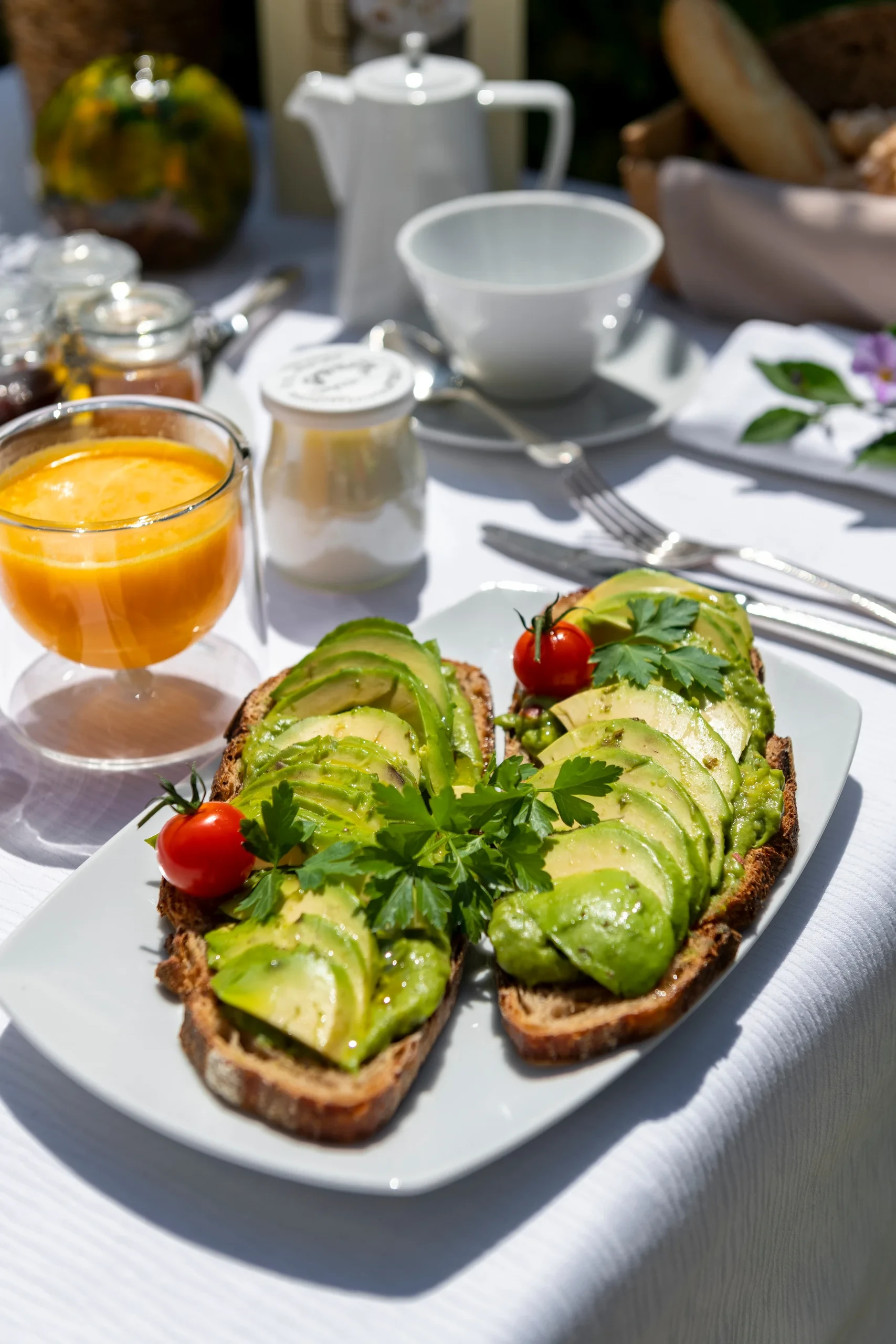 Avocat toast et jus d'orange frais - hotel restaurant les baux de provence - Mas de l'Oulivié