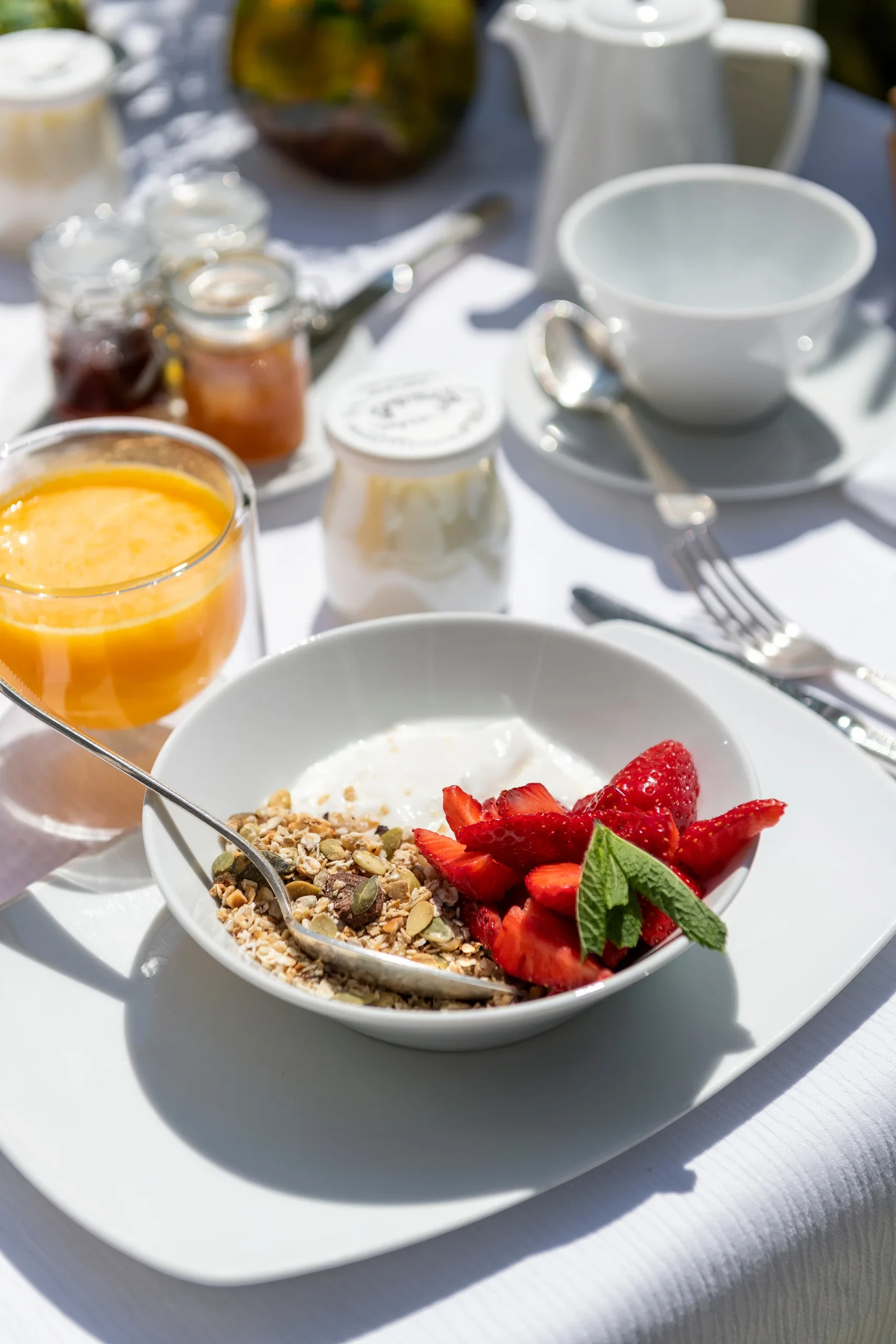 Bol de muesli avec fraises et orange pressée - hotel restaurant les baux de provence - Mas de l'Oulivié