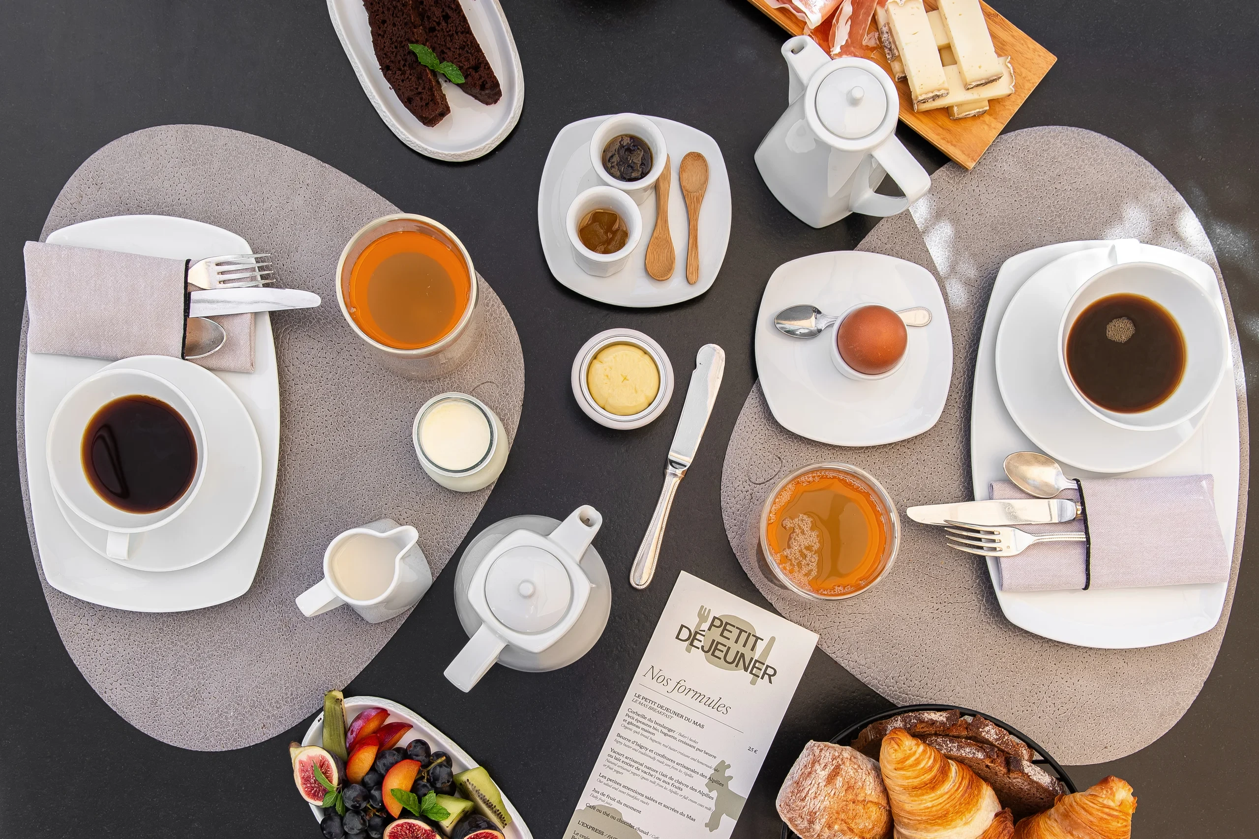 Petit déjeuner complet élégant - hotel restaurant les baux de provence - Mas de l'Oulivié