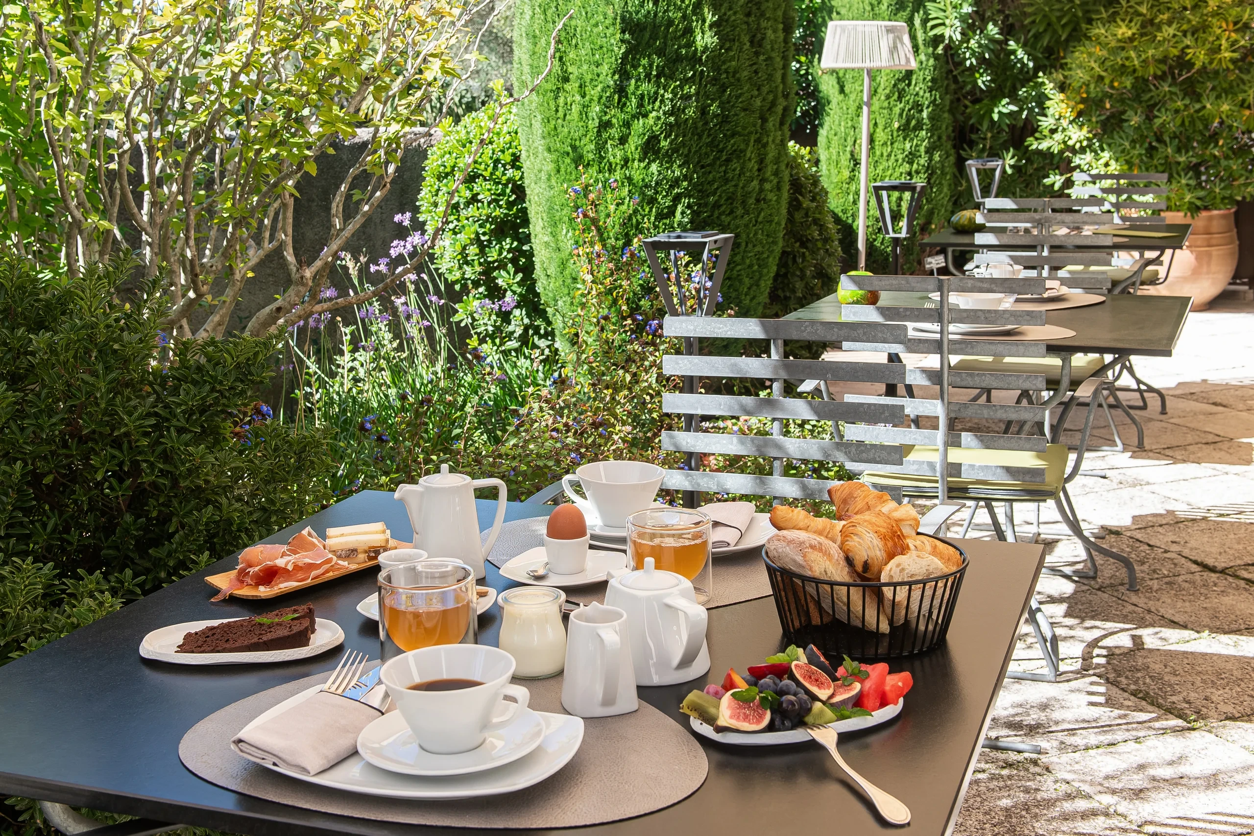 Petit-déjeuner en terrasse jardin - hotel restaurant les baux de provence - Mas de l'Oulivié