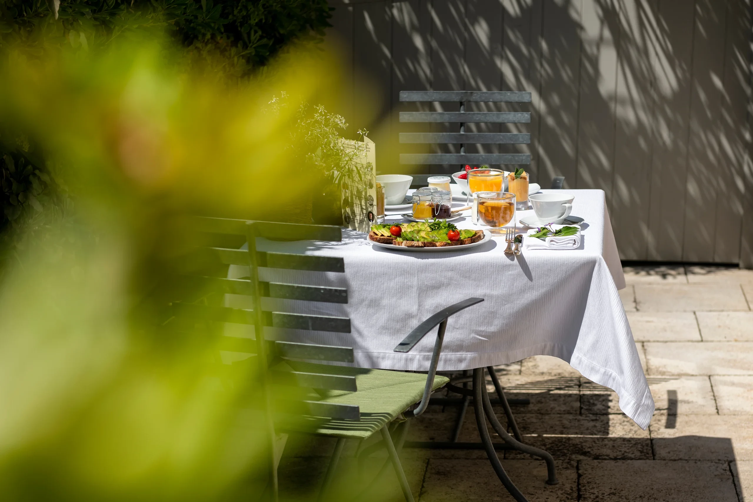 Table extérieur avec petit-déjeuner en plein soleil - hotel restaurant les baux de provence - Mas de l'Oulivié