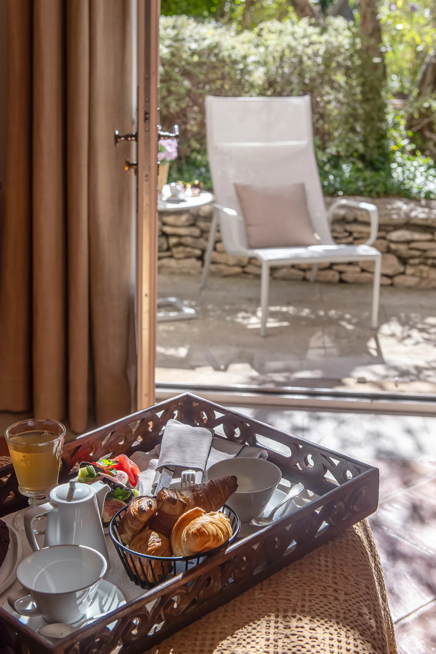 Petit-déjeuner en extérieur avec vue jardin - hotel restaurant les baux de provence - Mas de l'Oulivié
