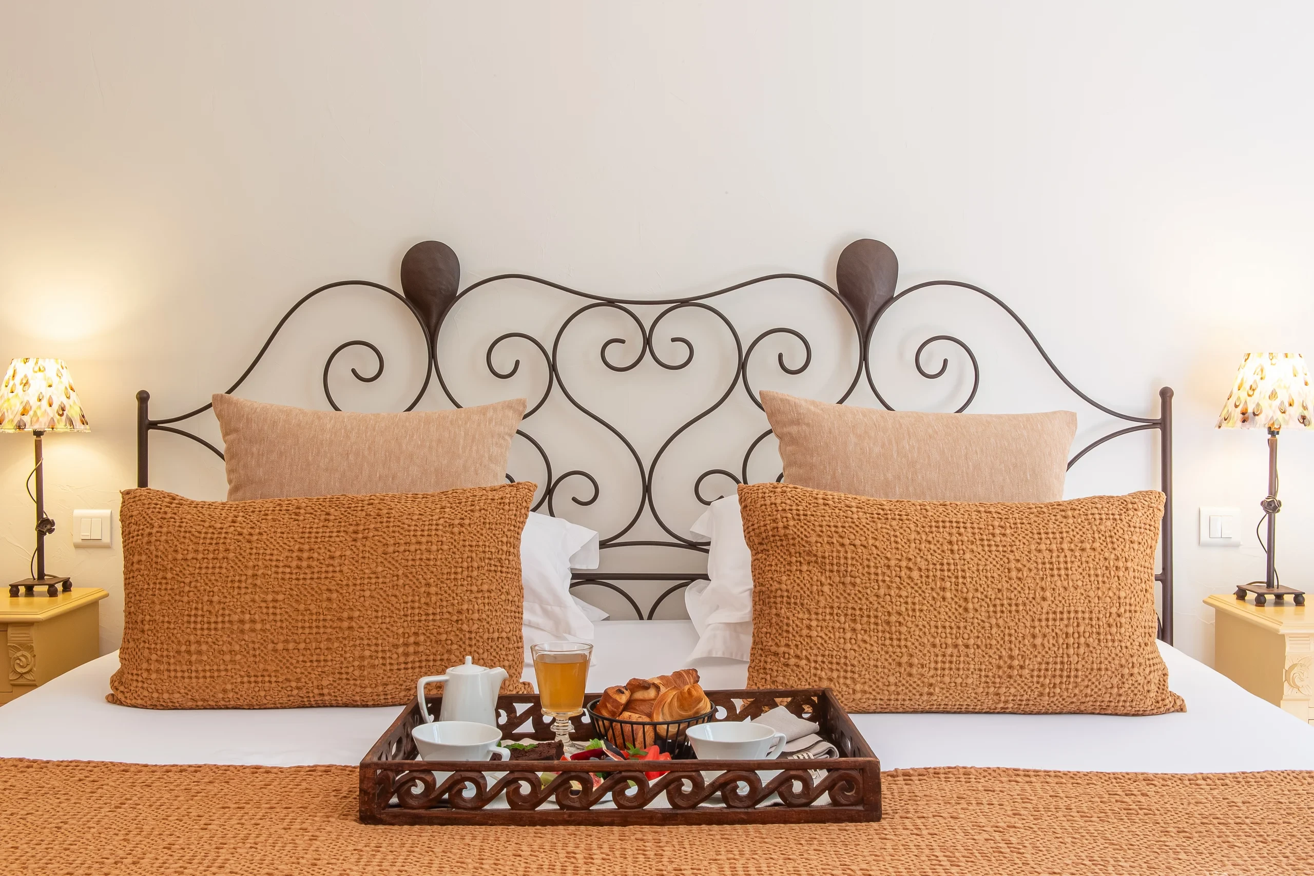 Chambre avec petit-déjeuner au lit et décor chaleureux - hotel restaurant les baux de provence - Mas de l'Oulivié