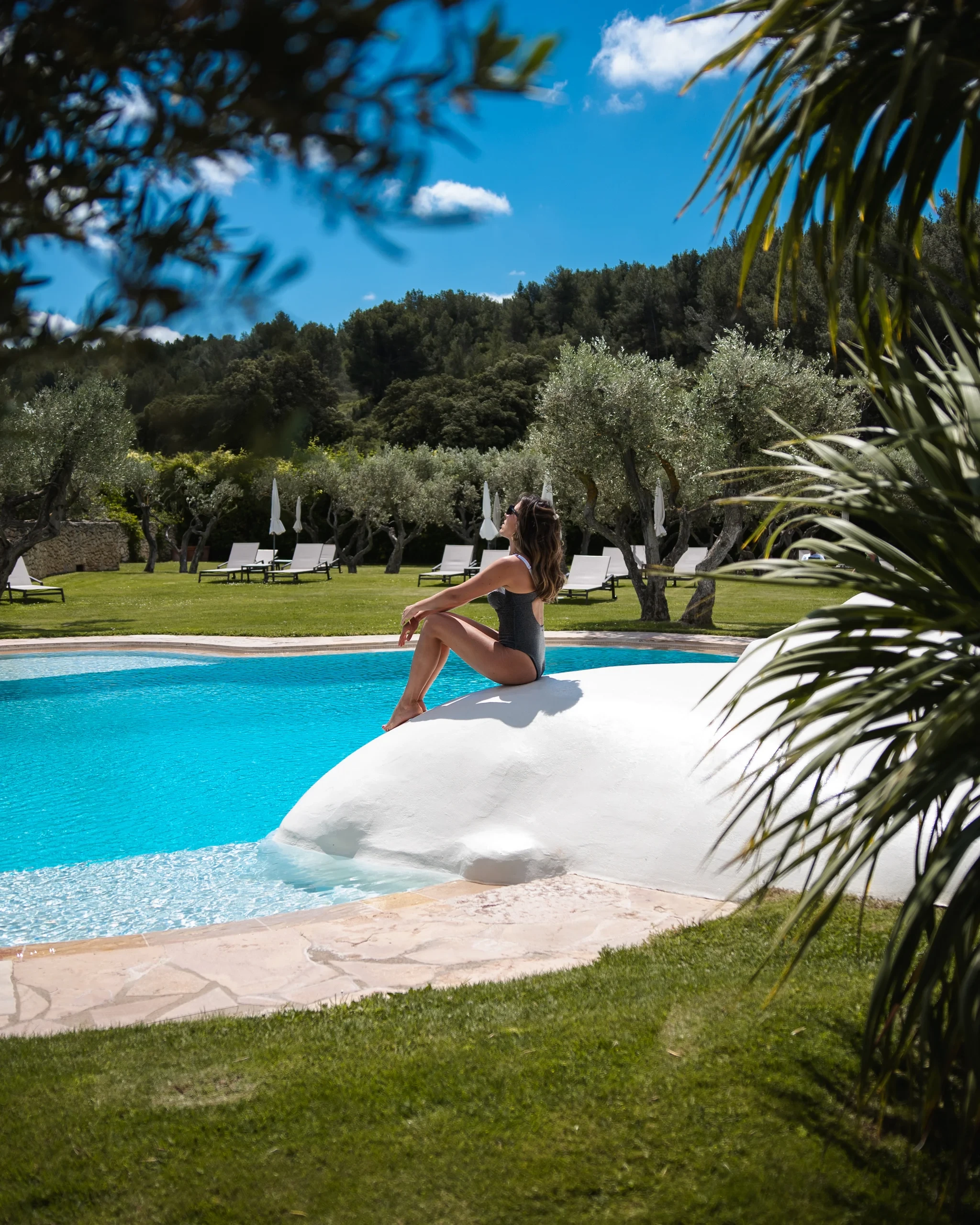 Femme près d'une piscine extérieure verte - hotel de charme alpilles - Hôtel