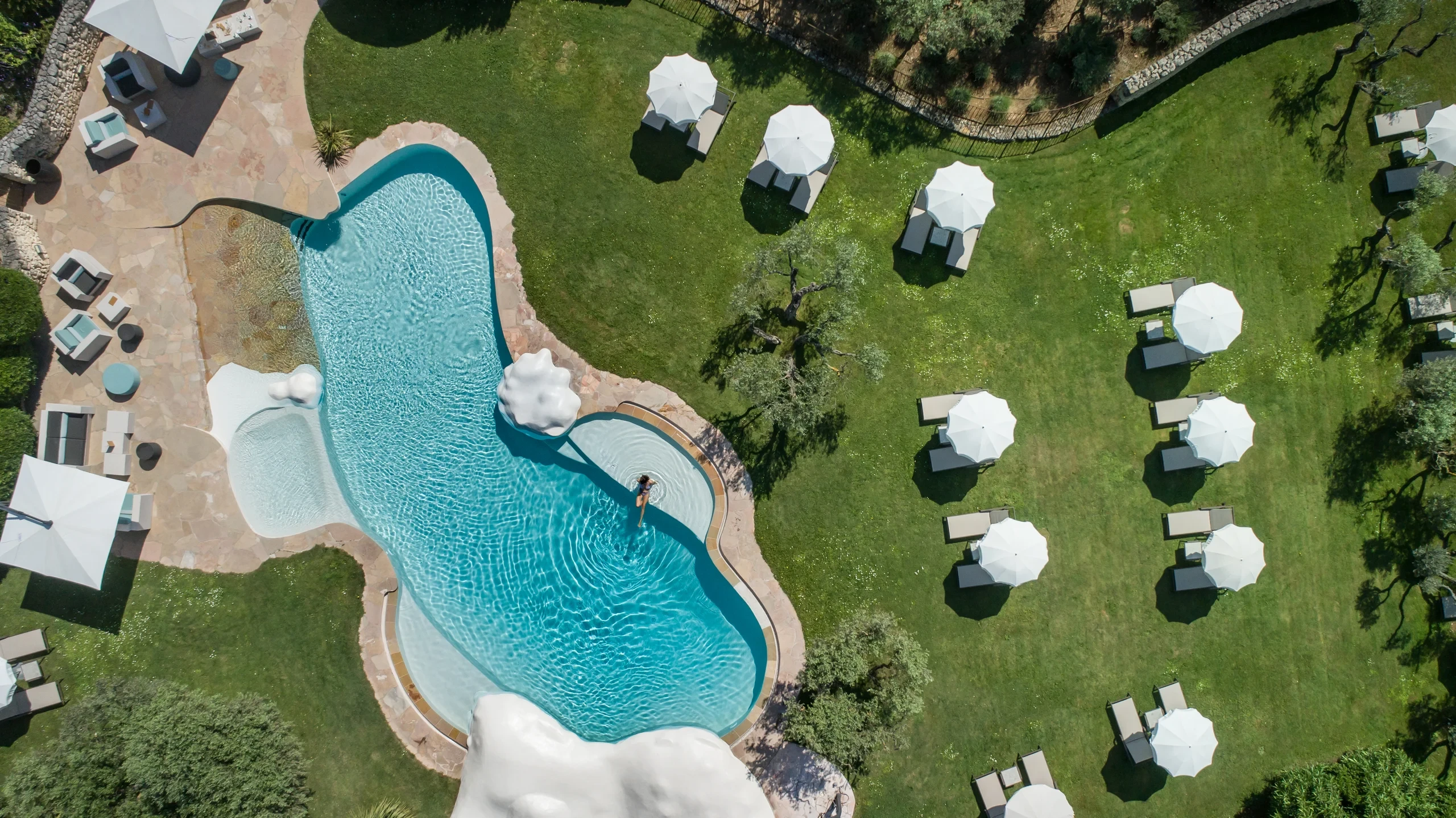 Piscine extérieure avec transats et parasols - hotel de charme alpilles - Hôtel
