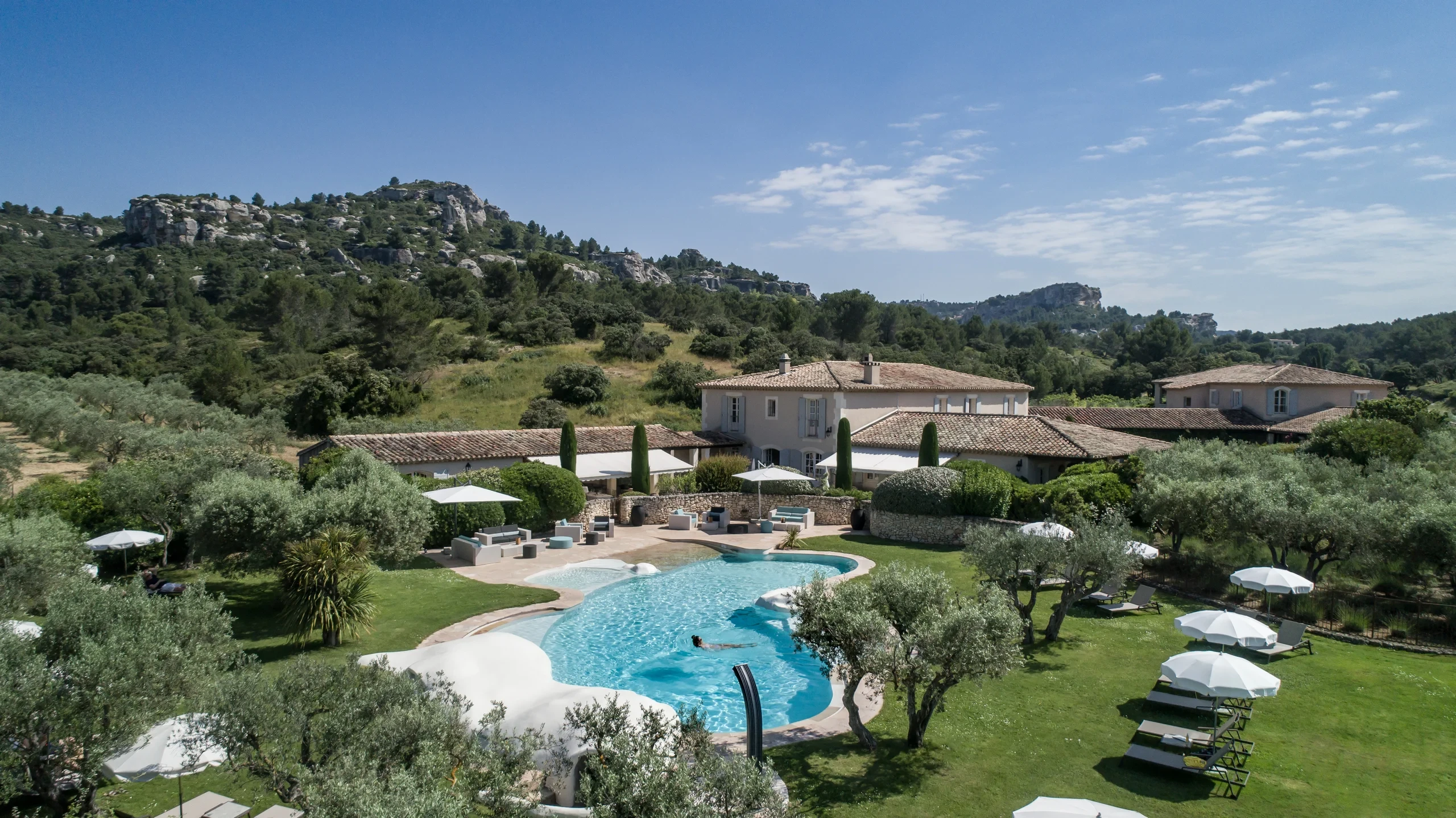 Masion et piscine dans un paysage provençal - hotel de charme alpilles - Mas de l'Oulivié