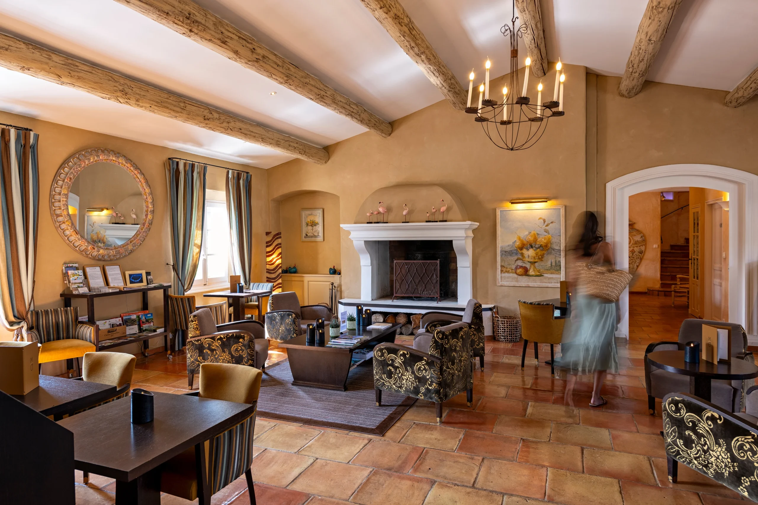 Salon chaleureux avec cheminée et décoration élégante - hotel de charme alpilles - Hôtel
