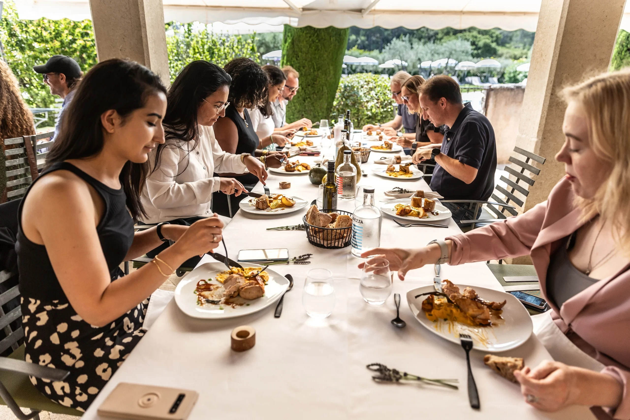 Groupe discutant lors d'un repas en terrasse - hotel de charme alpilles - Mas de l'Oulivié