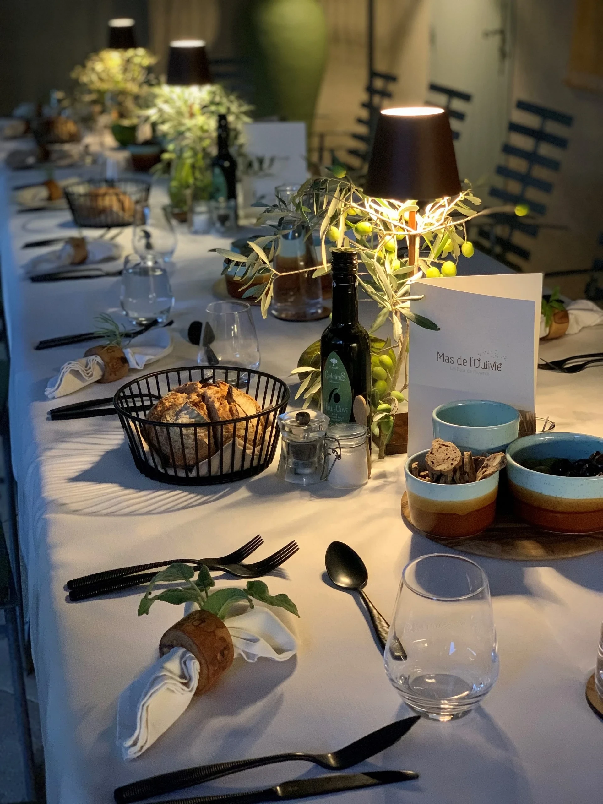 Table dressée élégante avec olive et pain - hotel de charme alpilles - Mas de l'Oulivié