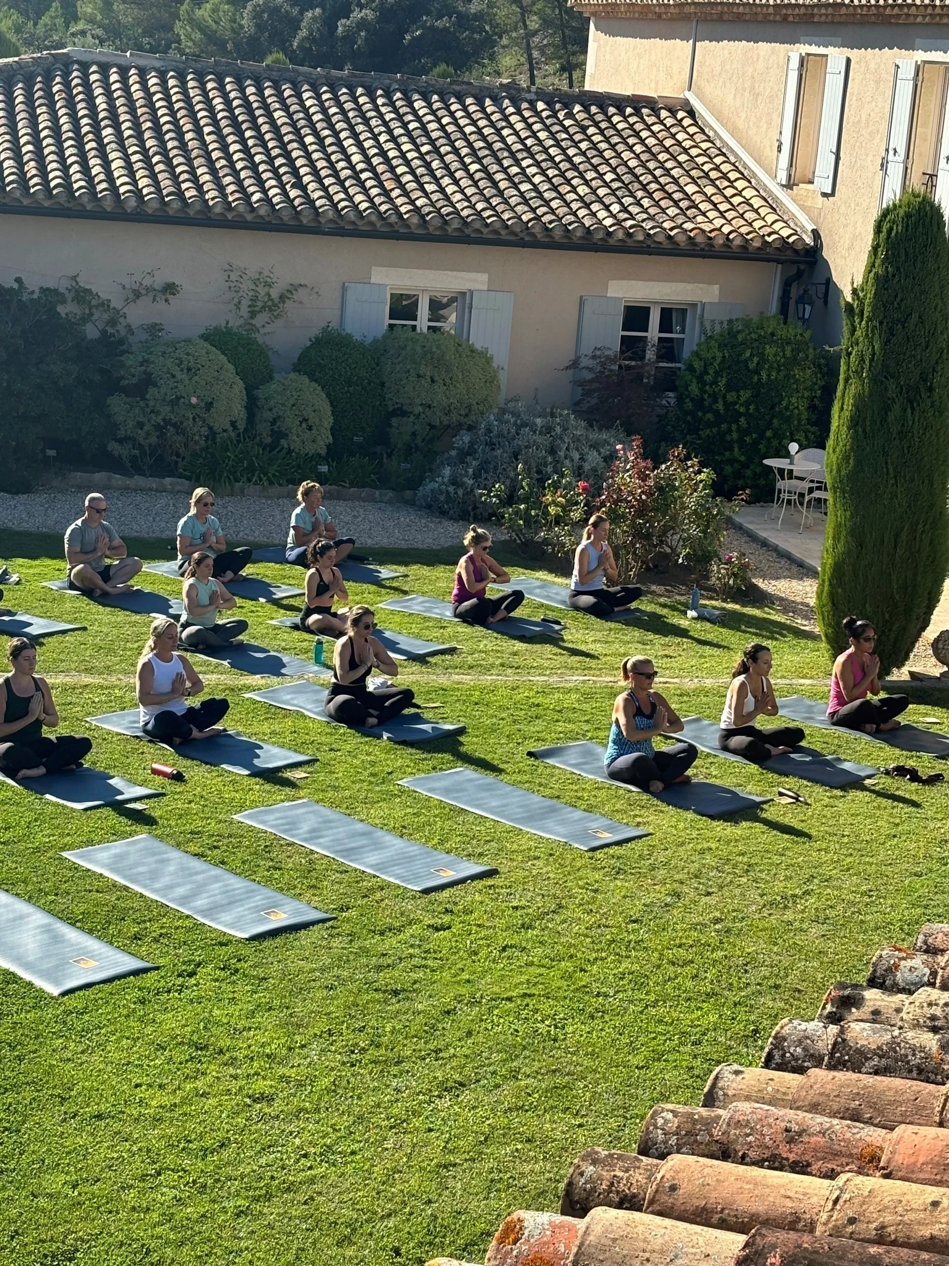 Cours de yoga en extérieur sous le soleil - hotel de charme alpilles - Mas de l'Oulivié