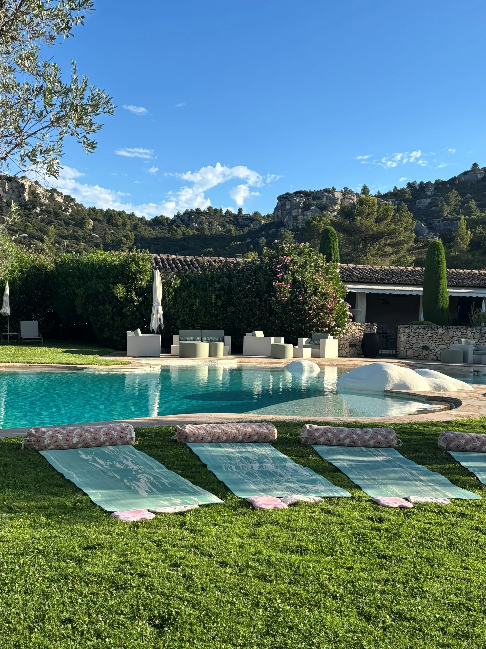 Piscine extérieure avec transats et montagnes - hotel de charme alpilles - Mas de l'Oulivié