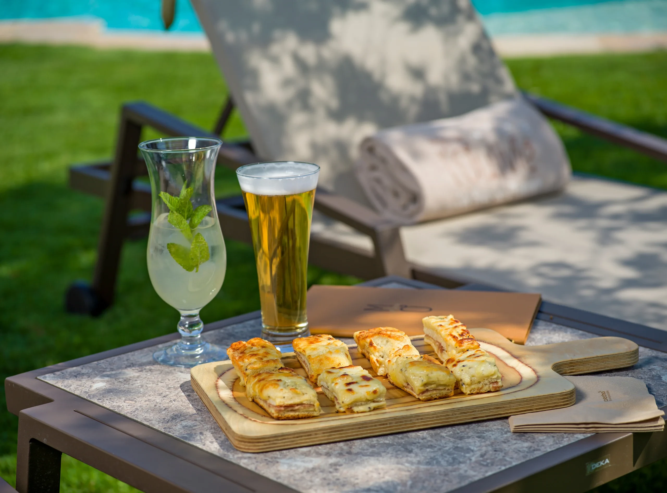 Apéritif bord de piscine avec bières et snacks - hotel de charme alpilles - Mas de l'Oulivié