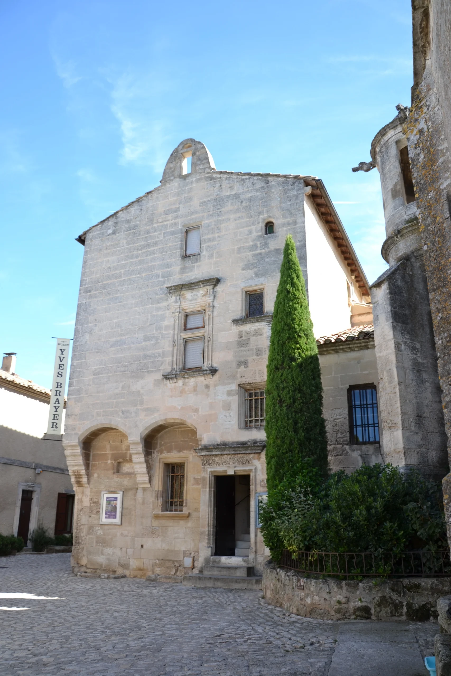 Bâtiment historique en pierre au soleil - hotel de charme alpilles - Mas de l'Oulivié