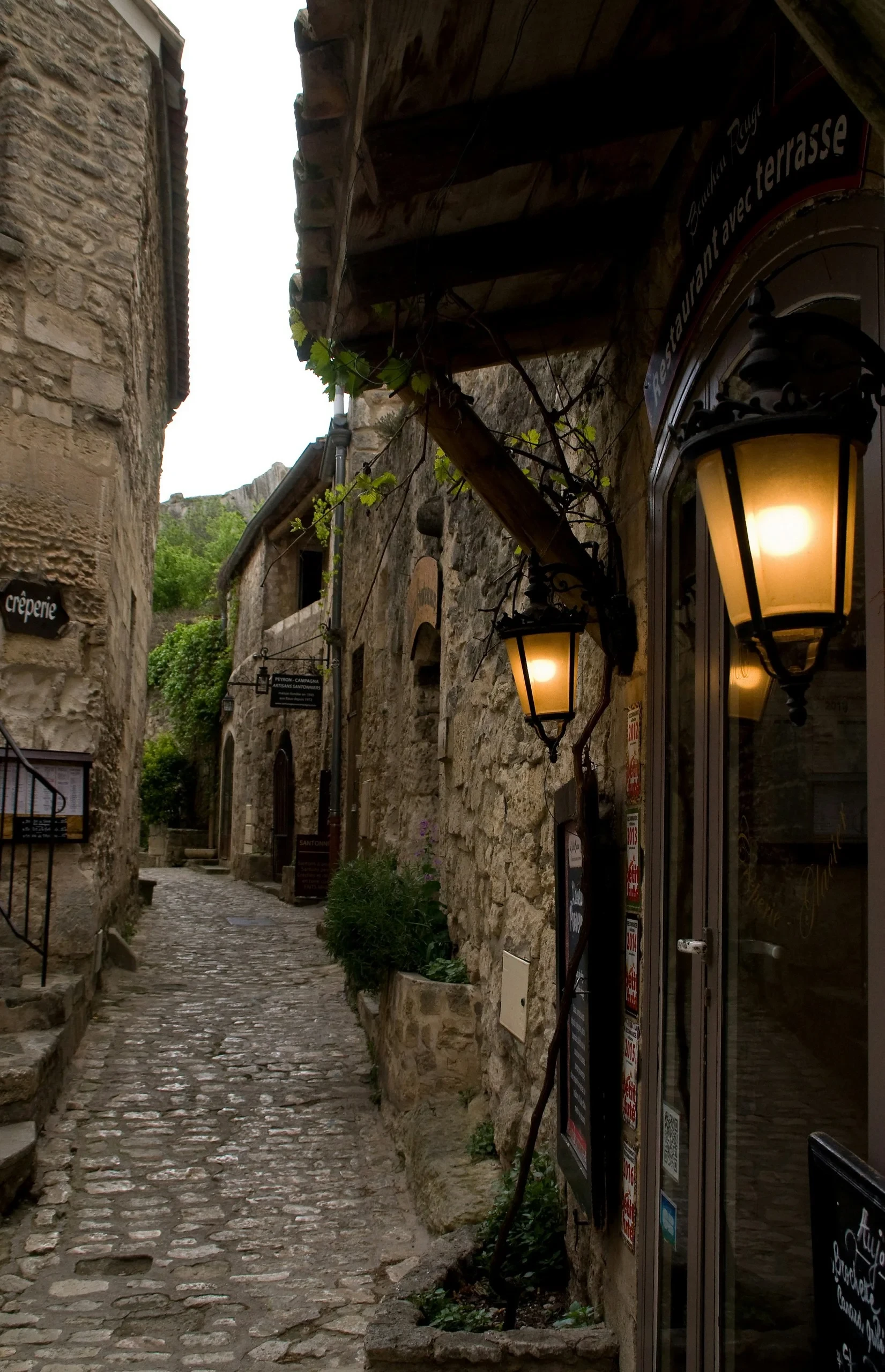 Ruelle pavée en pierre avec restaurants et lanternes - hotel de charme alpilles - Mas de l'Oulivié