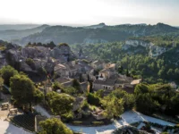 Vue panoramique sur un village perché - hotel de charme alpilles - Mas de l'Oulivié