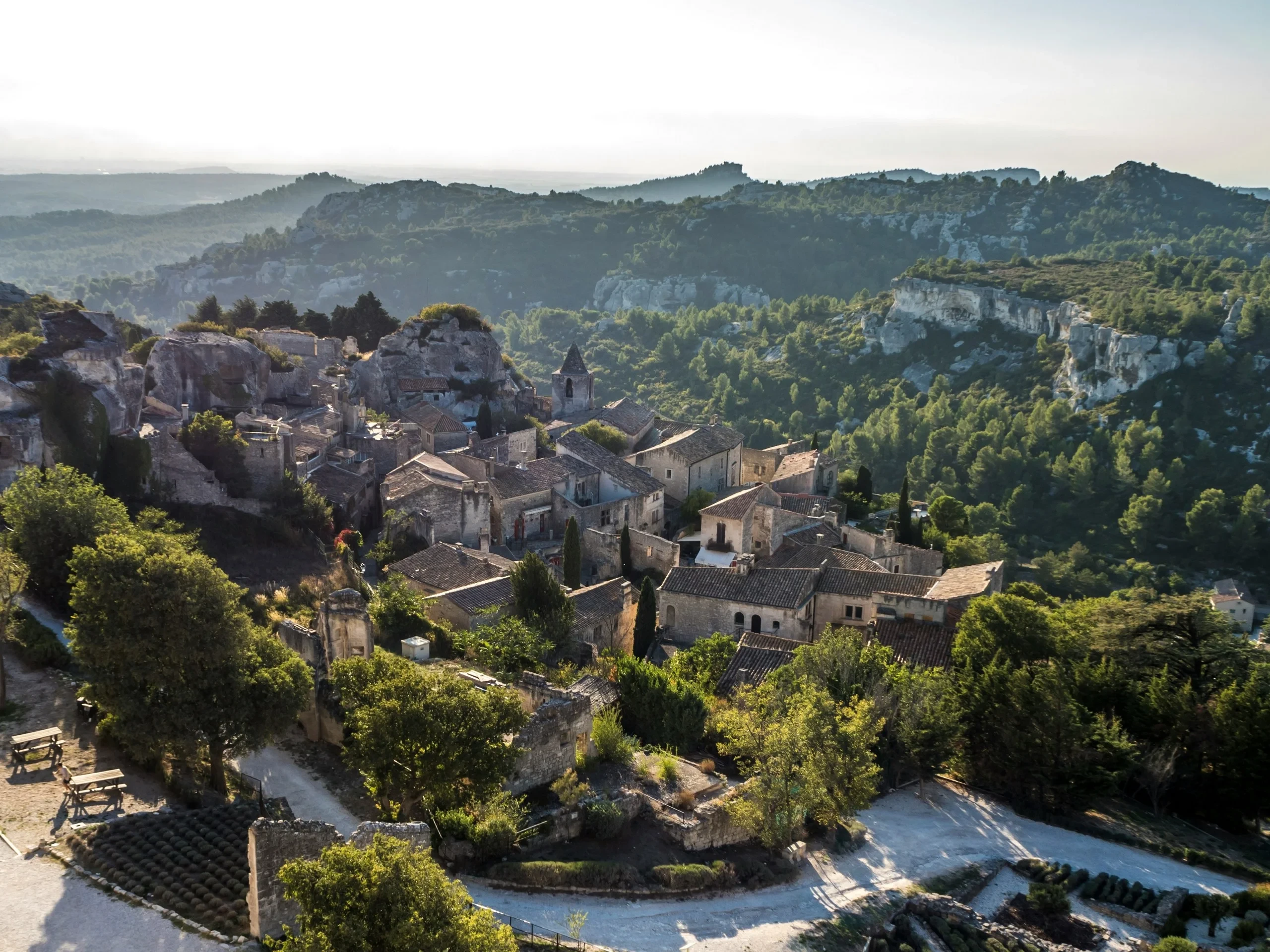 Vue panoramique sur un village perché - hotel de charme alpilles - Mas de l'Oulivié