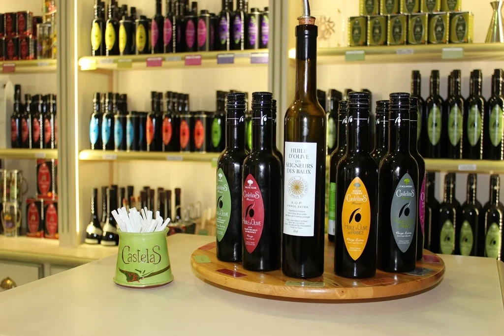 Bouteilles d'huile d'olive Castelas en vitrine