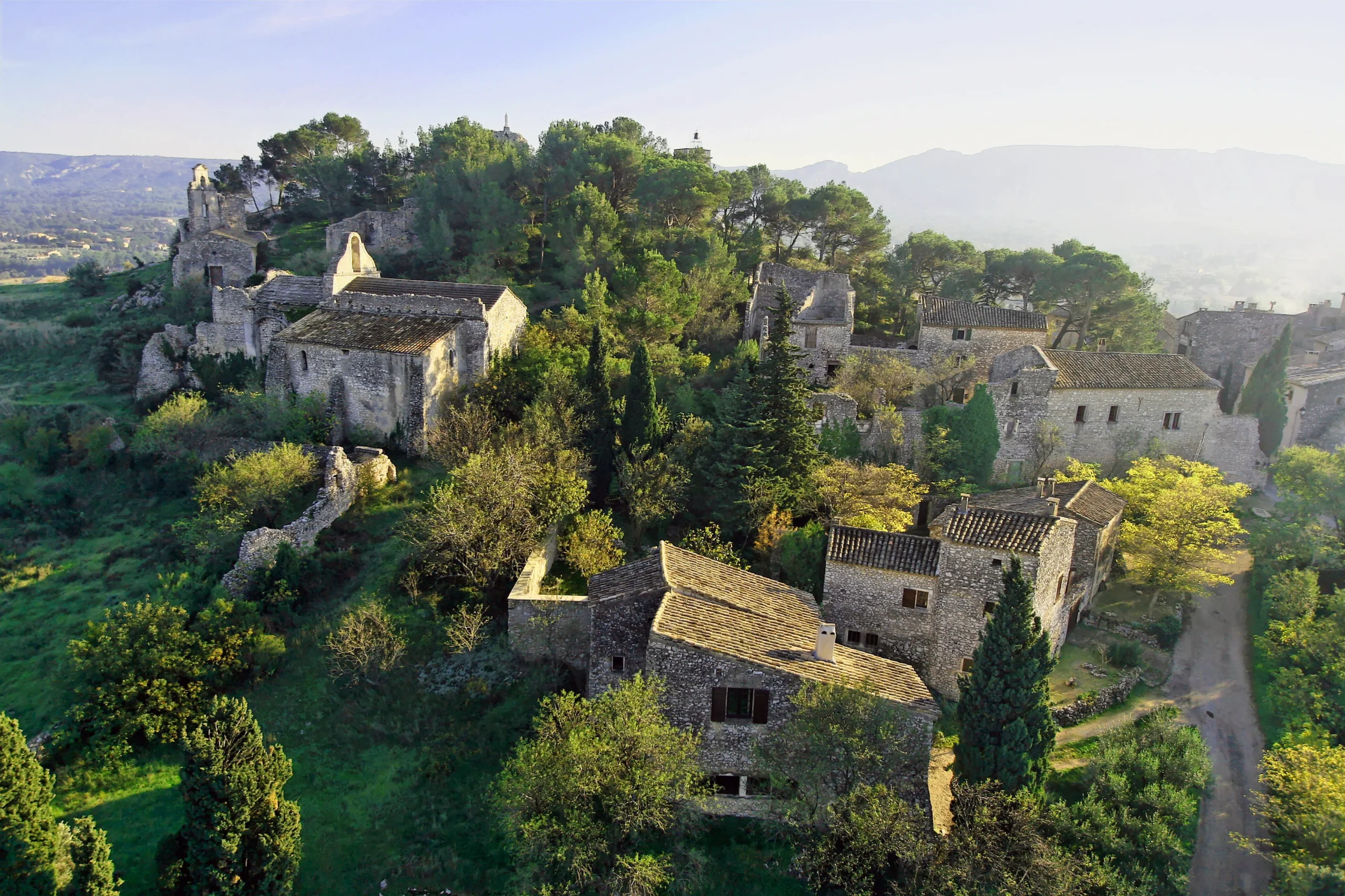 Village médiéval perché dans la verdure